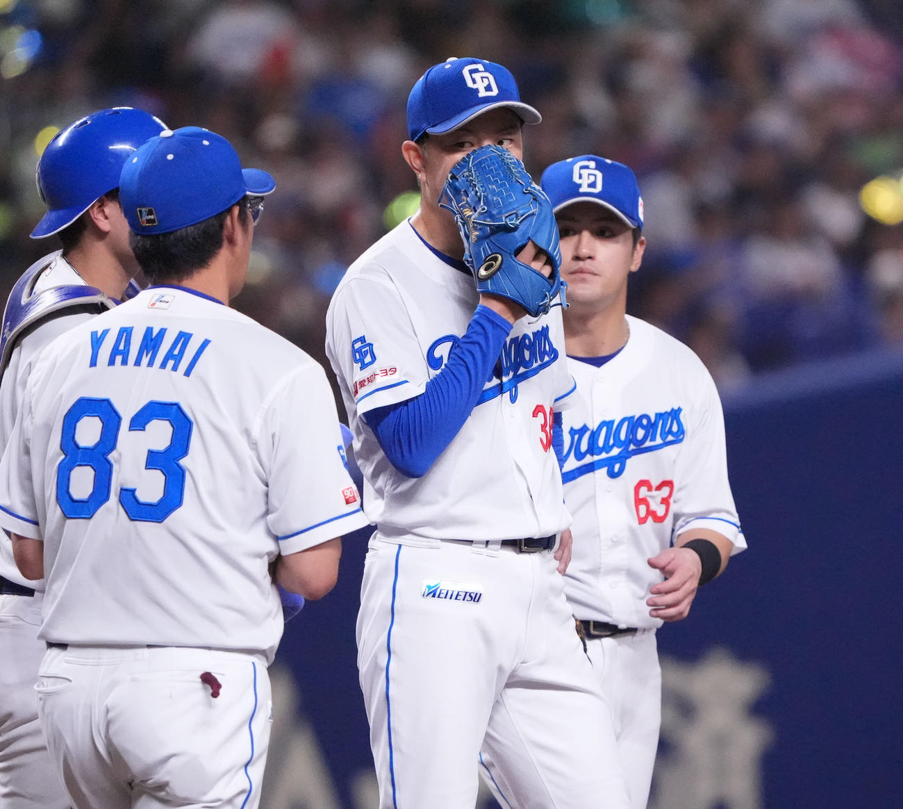 中日対ヤクルト　5回表ヤクルト2死二、三塁、マウンドの松葉（右から2人目）のもとに集まる中日ナイン（撮影・森本幸一）