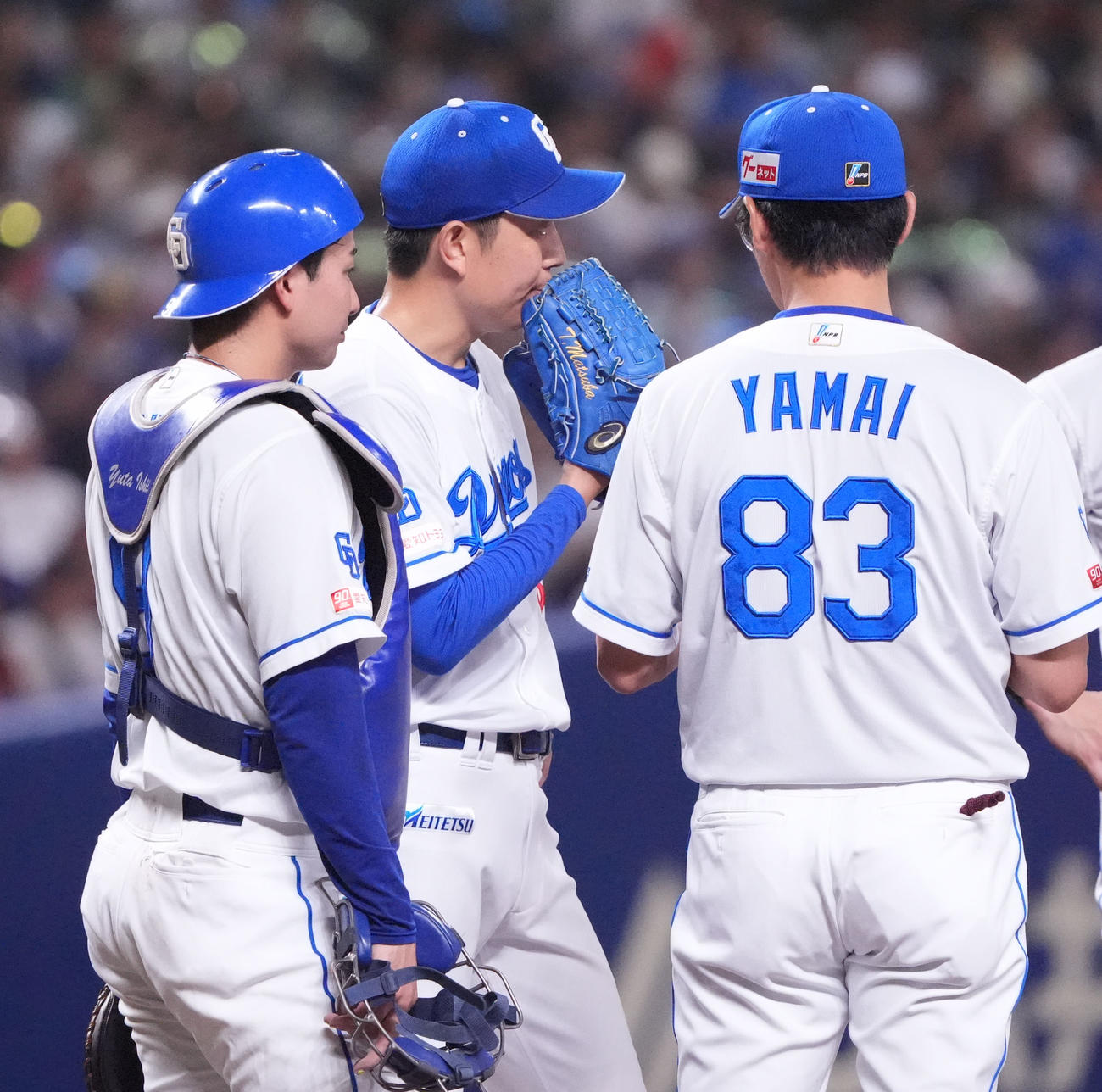 中日対ヤクルト　3回表ヤクルト2死二塁、マウンドの松葉（中央）のもとに集まる中日ナイン（撮影・森本幸一）