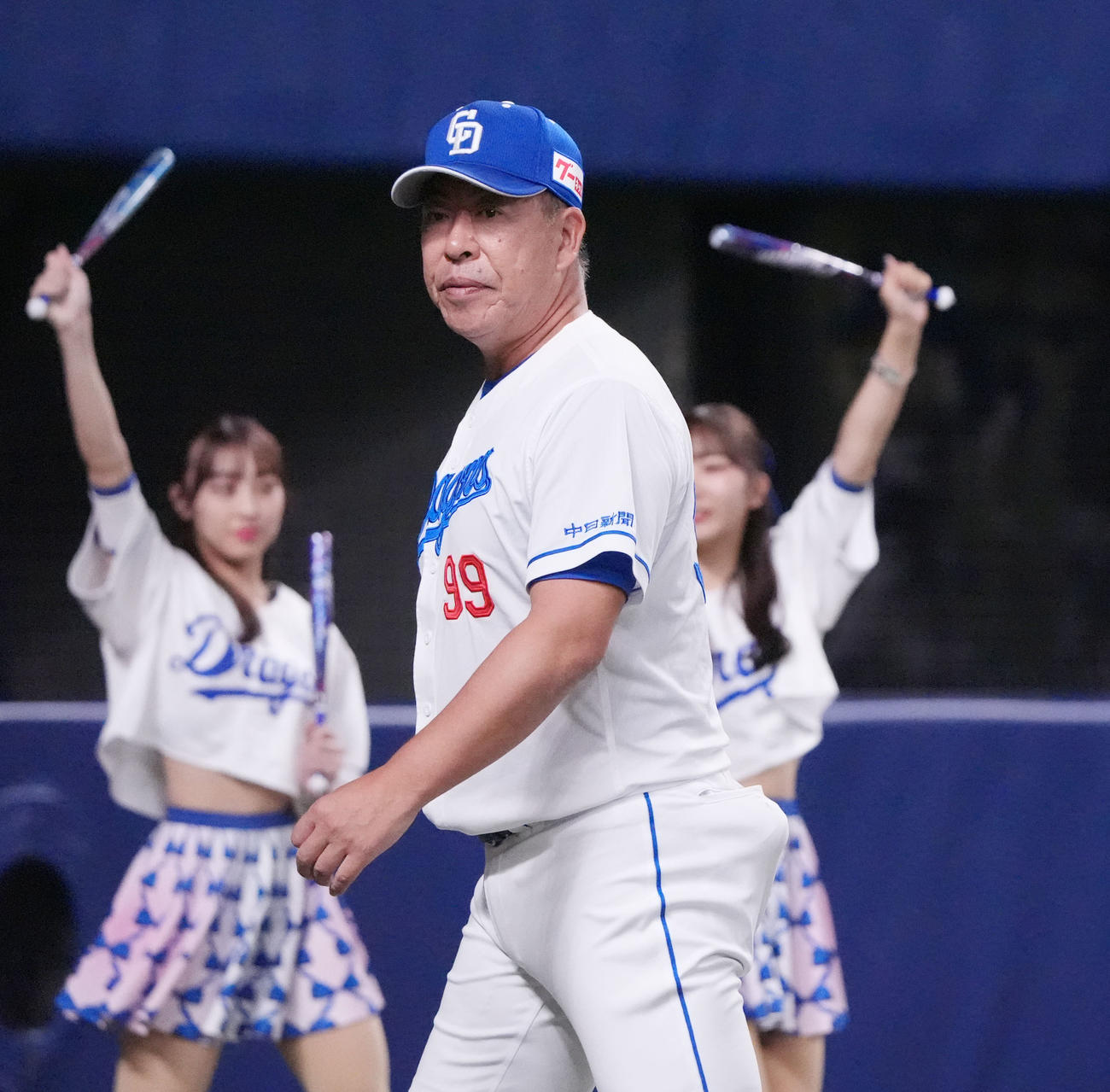 中日対ヤクルト　7回終了、選手交代を告げベンチへ戻る井上監督（撮影・森本幸一）
