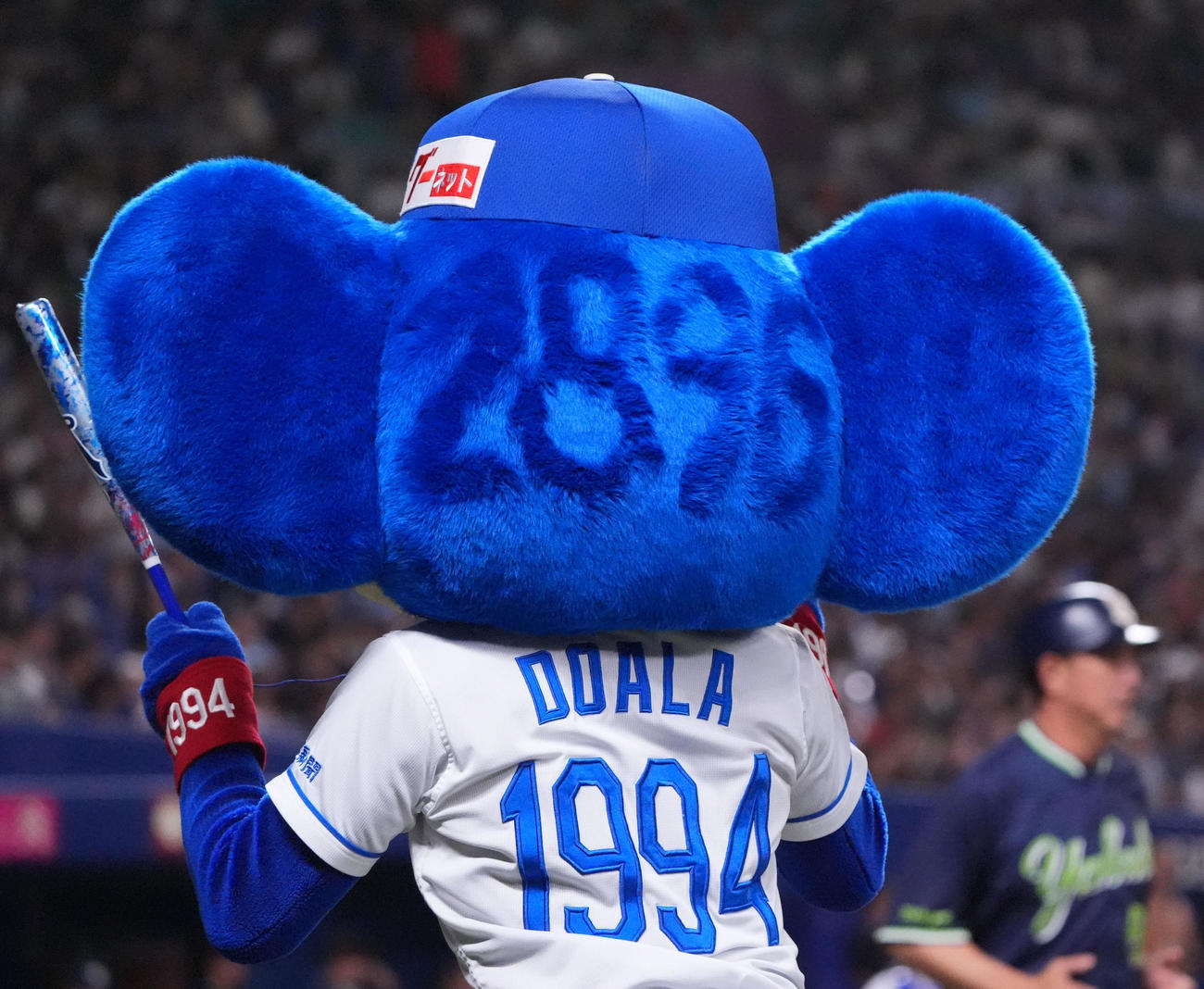 中日対ヤクルト　7回終了、イベントを終え引き揚げるドアラの後頭部には「2896」の文字（撮影・森本幸一）