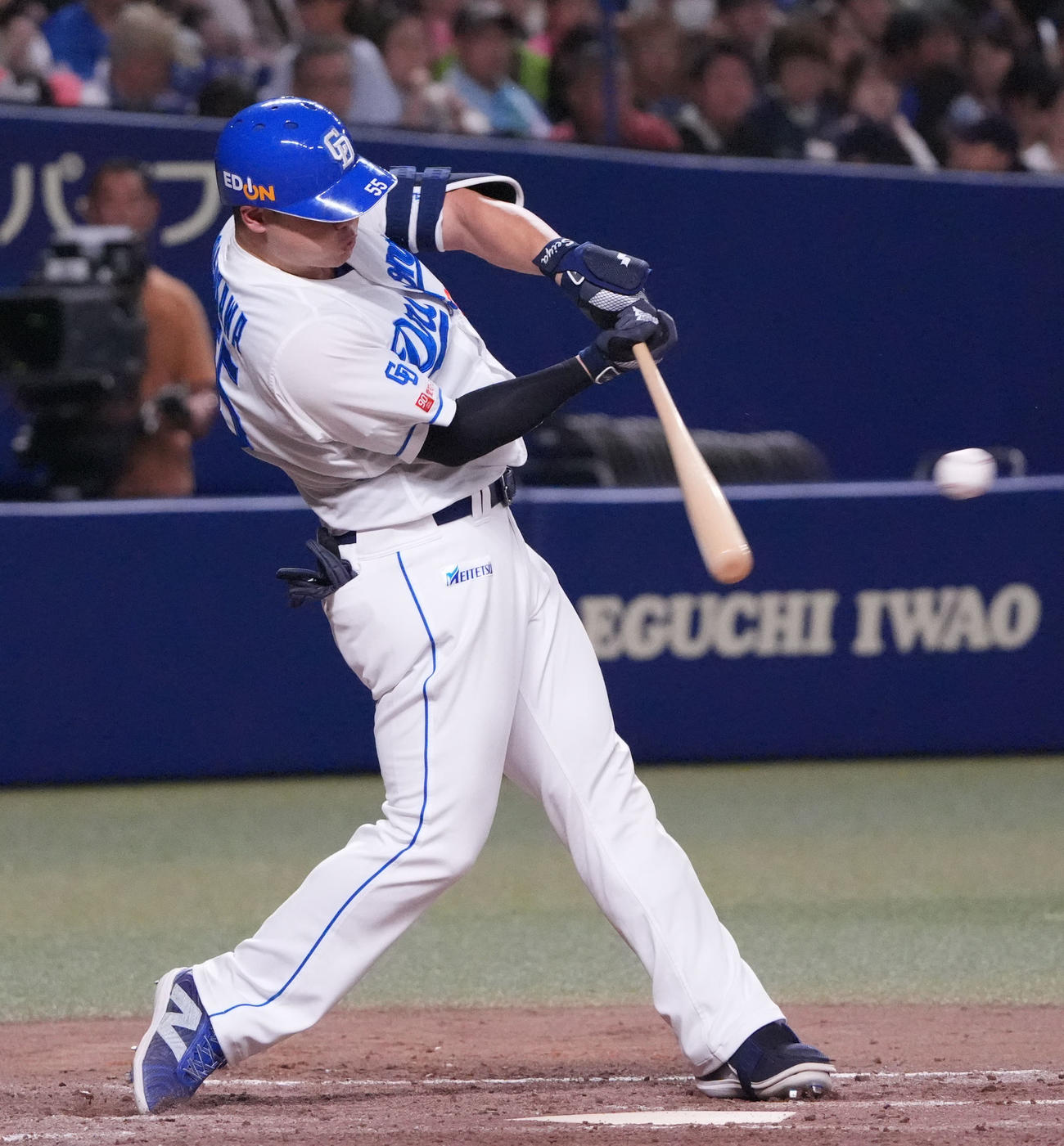中日対ヤクルト　5回裏中日無死一、二塁、中適時二塁打を放つ細川（撮影・森本幸一）