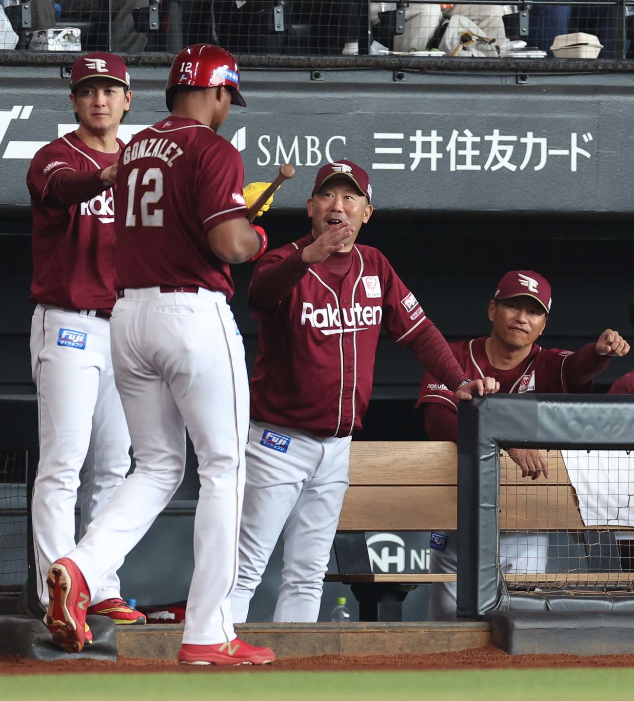 日本ハム対楽天　2回表、生還したゴンザレスを出迎える三木監督（撮影・黒川智章）