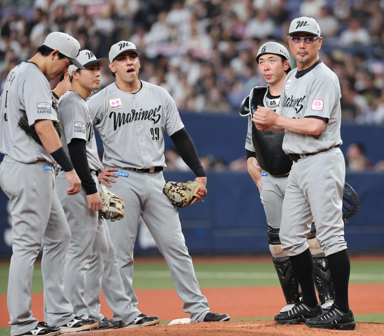 オリックス対ロッテ　5回裏オリックス2死一、二塁、ロッテ先発の小島が四球を出したところで吉井監督（右）がマウンドに言って交代を告げる（撮影・西尾就之）