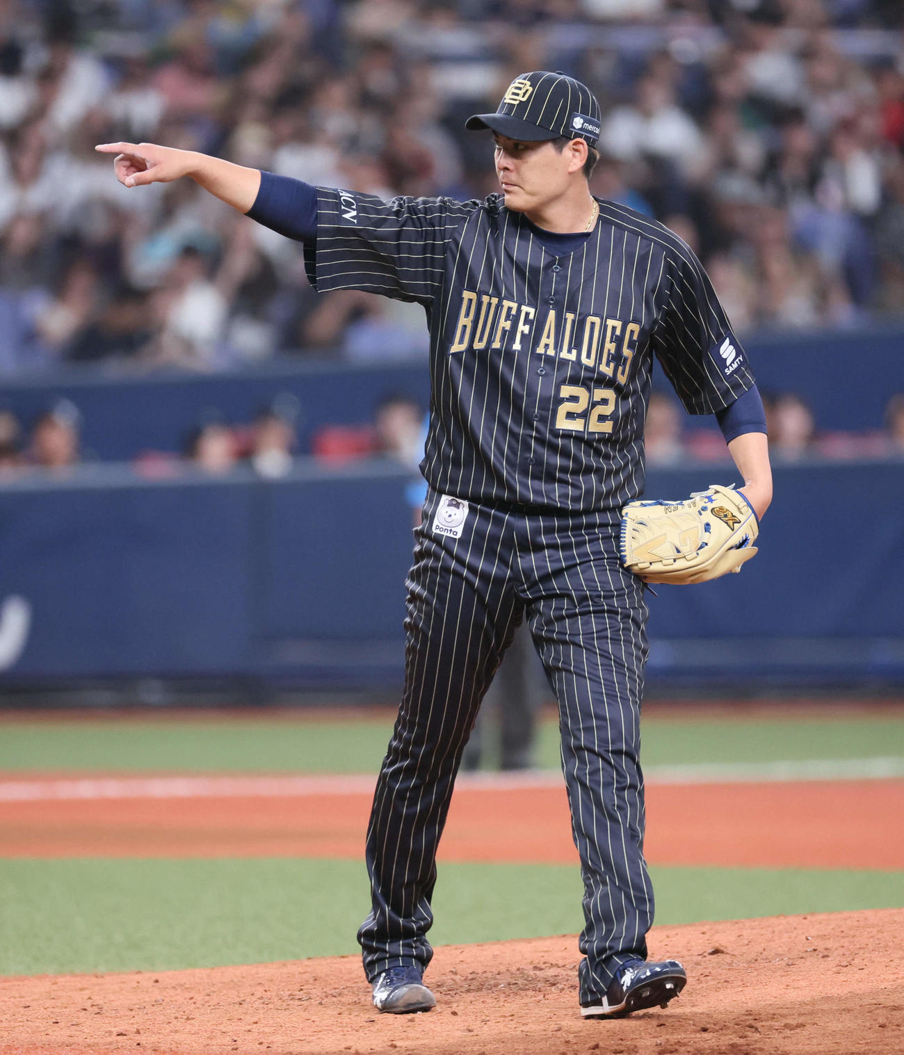オリックス対ロッテ　6回表ロッテ1死、九里は藤岡を三振に仕留めて指さす（撮影・宮崎幸一)