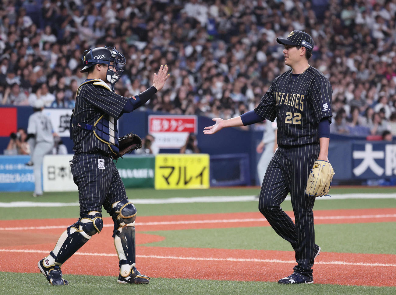 オリックス対ロッテ　7回を1失点に抑えた九里z（右）は若月とタッチする（撮影・宮崎幸一)
