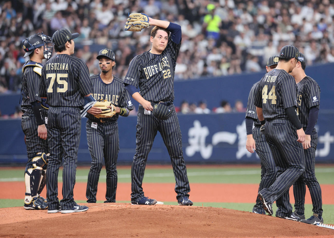 オリックス対ロッテ　2回表ロッテ2死一塁、打者藤原の時、九里は松本一塁塁審にボークを告げられ激励を受ける（撮影・宮崎幸一)