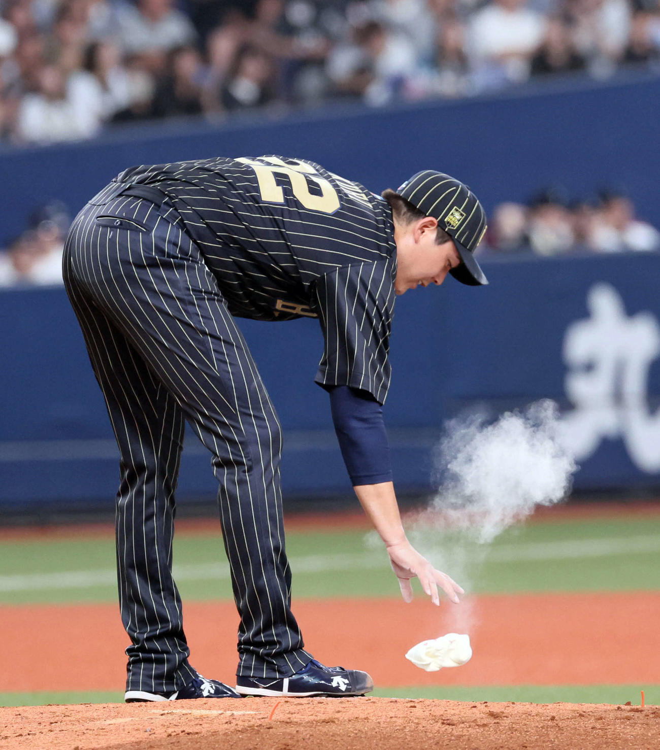 オリックス対ロッテ　2回表ロッテ2死一塁、打者藤原の時、九里は松本一塁塁審にボークを告げられ悔しがる（撮影・宮崎幸一)