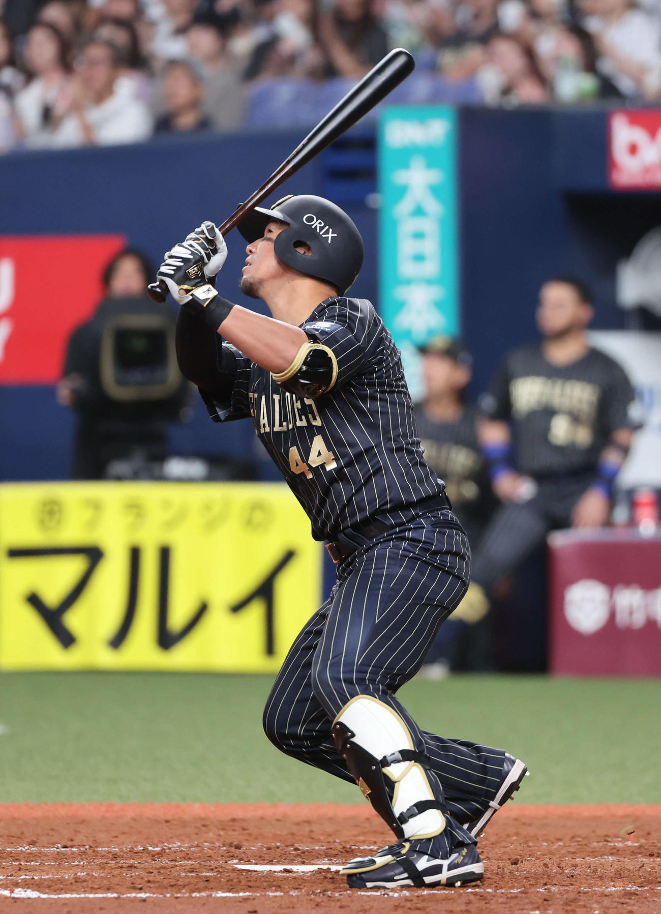 オリックス対ロッテ　3回裏オリックス1死二、三塁、頓宮は中堅に犠飛を打ち上げる（撮影・西尾就之）