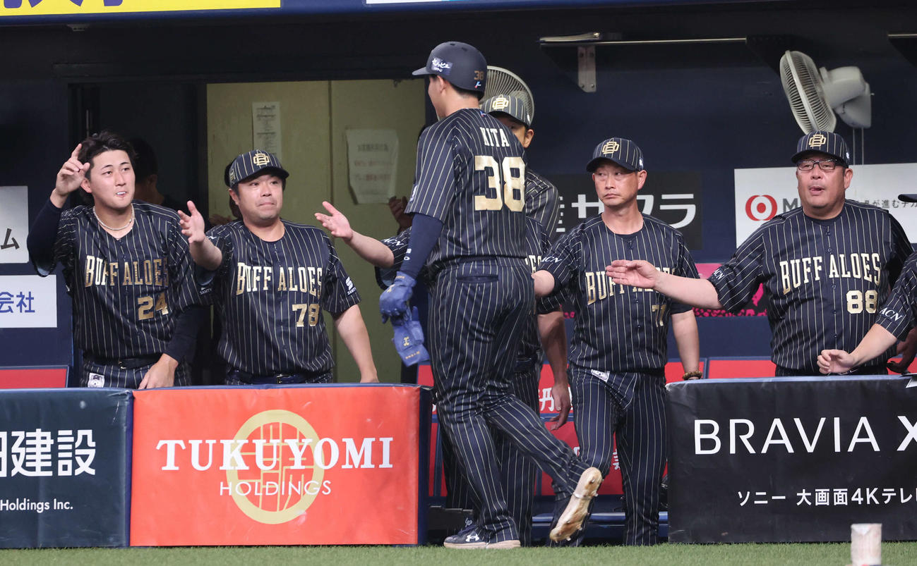 オリックス対ロッテ　3回裏オリックス1死二、三塁、頓宮の犠飛で生還した来田を迎える岸田監督（右から2人目）らナイン（撮影・西尾就之）