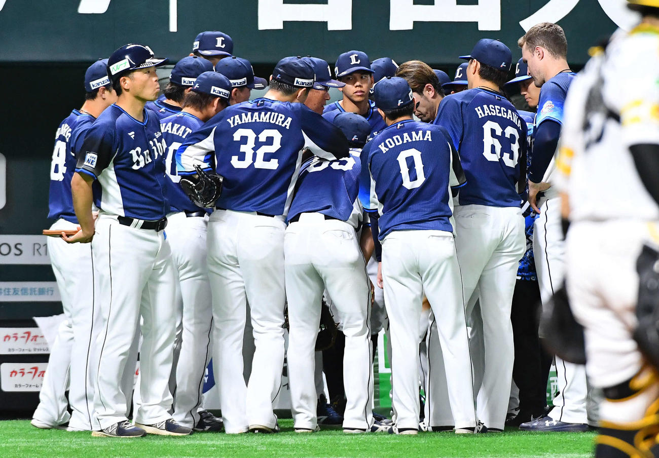 ソフトバンク対西武　5回表の攻撃前に円陣を組む西武ナイン（撮影・岩下翔太）