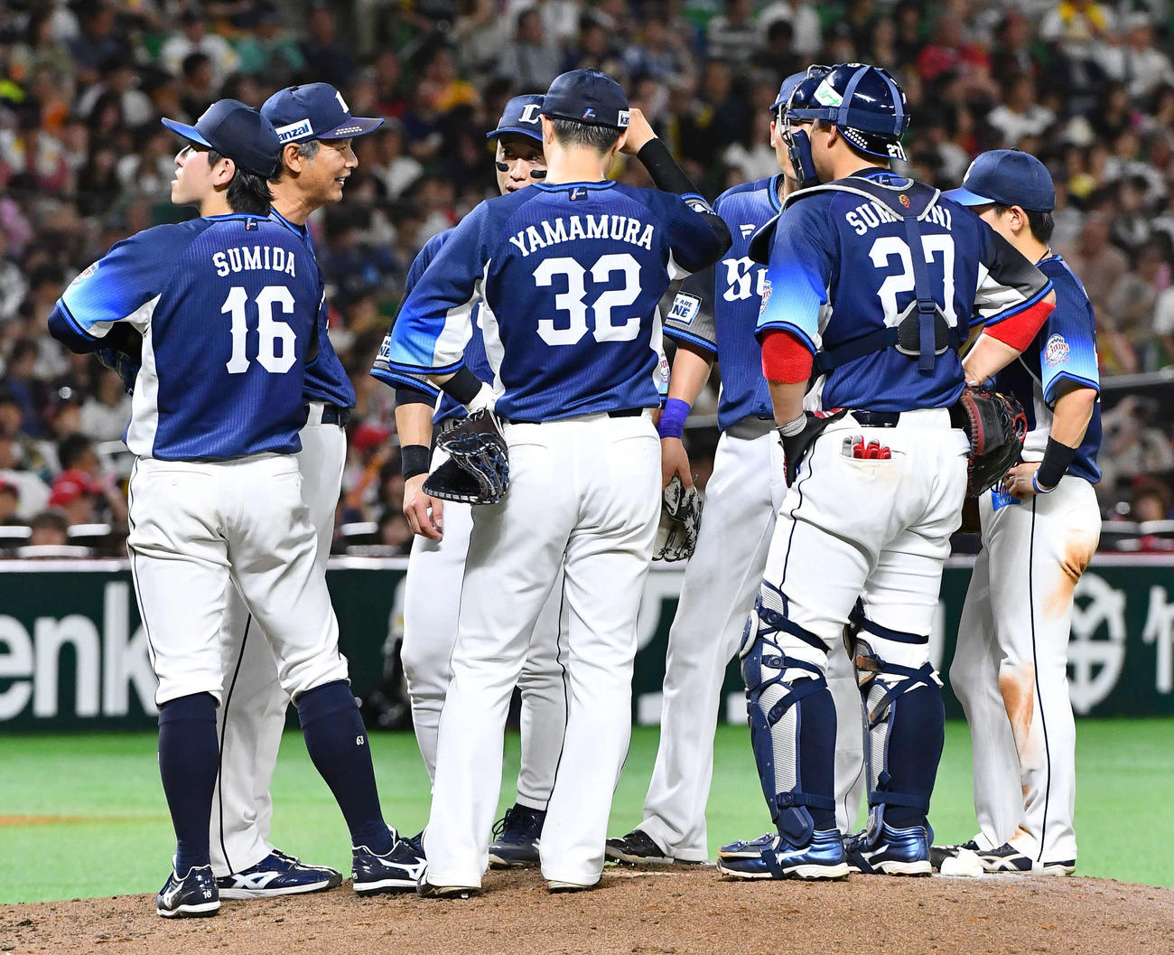 ソフトバンク対西武　7回裏ソフトバンク2死一、二塁、隅田（左端）の降板を告げ、マウンドでナインに声をかける西口監督（左から2人目）（撮影・岩下翔太）