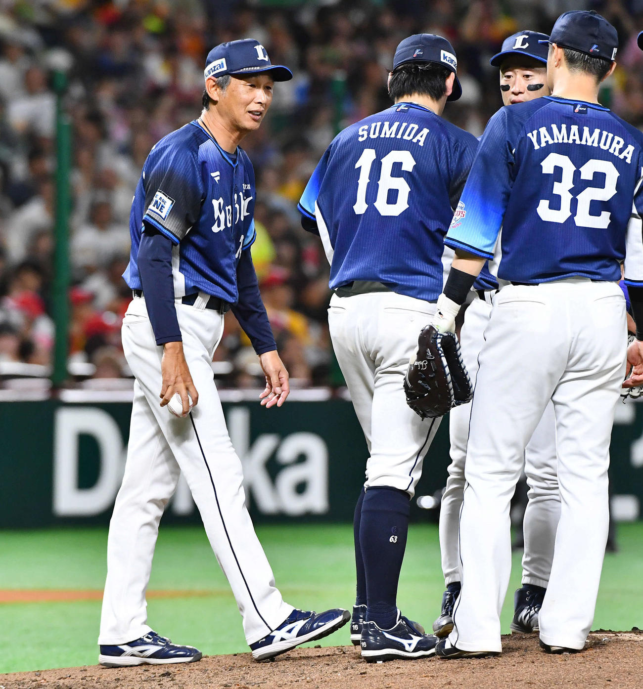 ソフトバンク対西武　7回裏ソフトバンク2死一、二塁、隅田（右から3人目）の降板を告げ、マウンドで声をかける西口監督（撮影・岩下翔太）