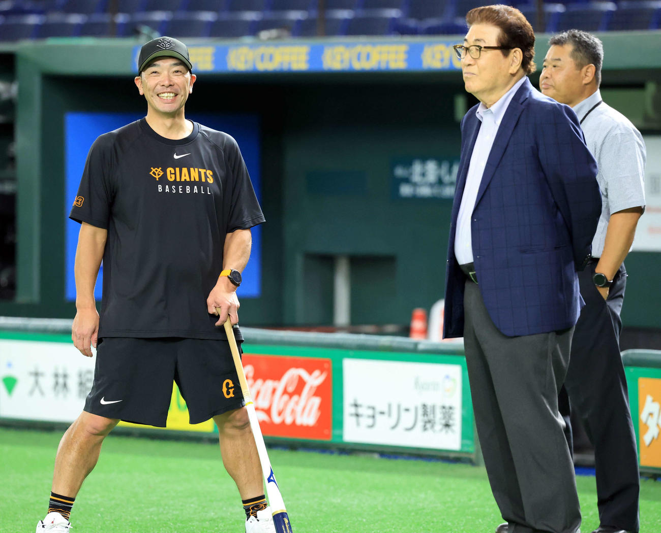 巨人対広島　山本浩二氏（右）と談笑する巨人阿部監督（撮影・浅見桂子）