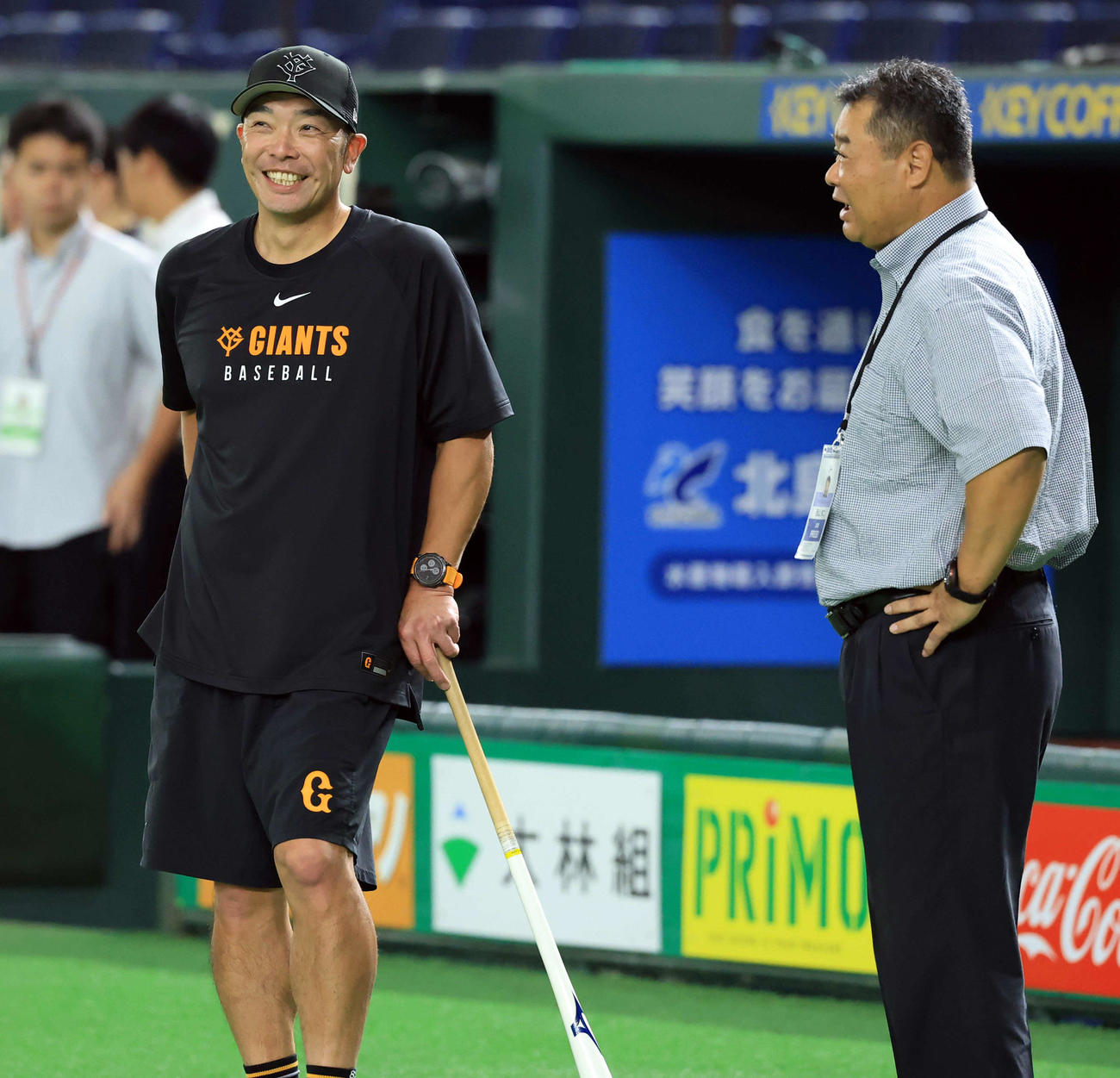 巨人対広島　西山秀二氏（右）と談笑する巨人阿部監督（撮影・浅見桂子）