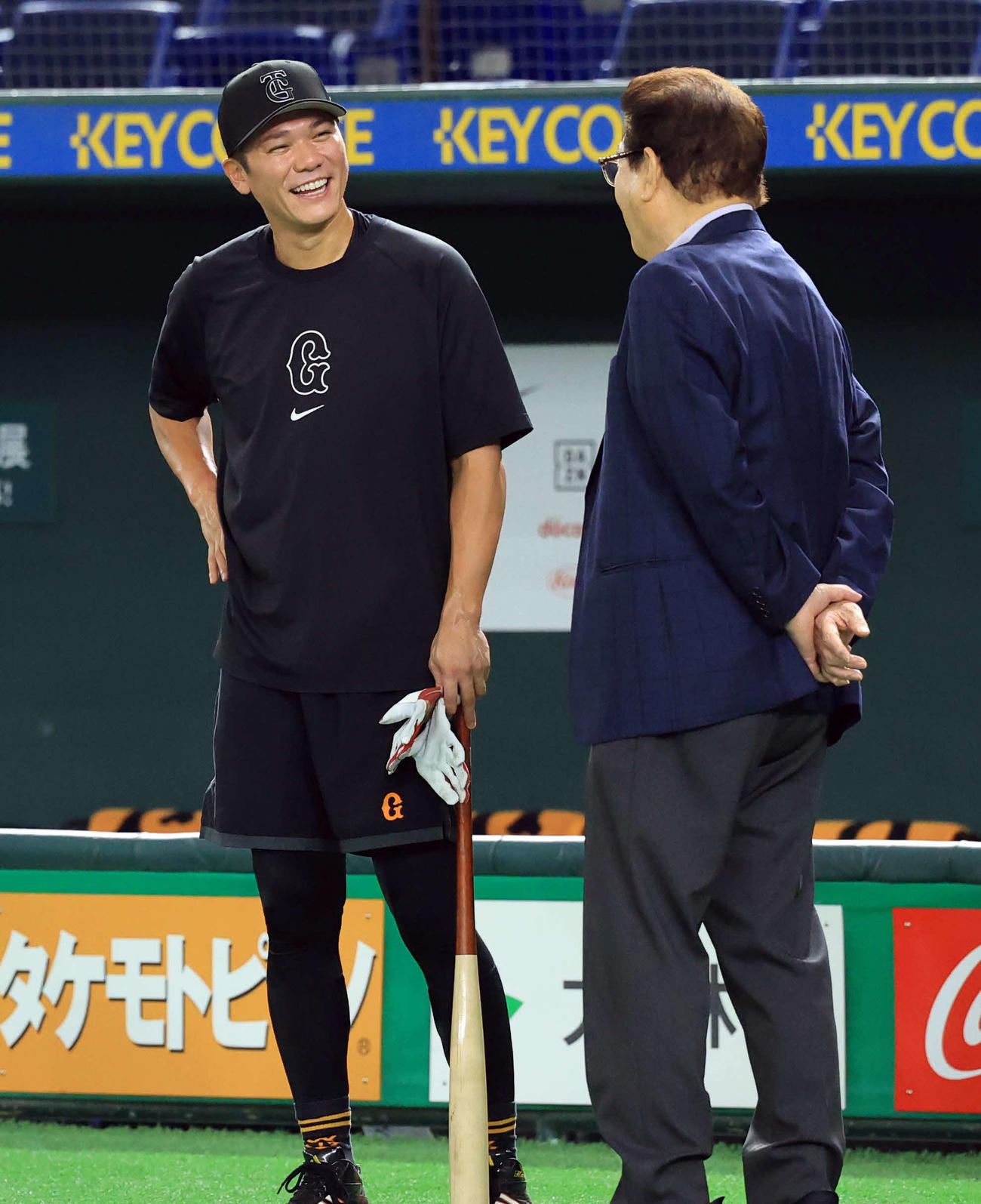 巨人対広島　山本浩二氏（右）と談笑する巨人坂本（撮影・浅見桂子）