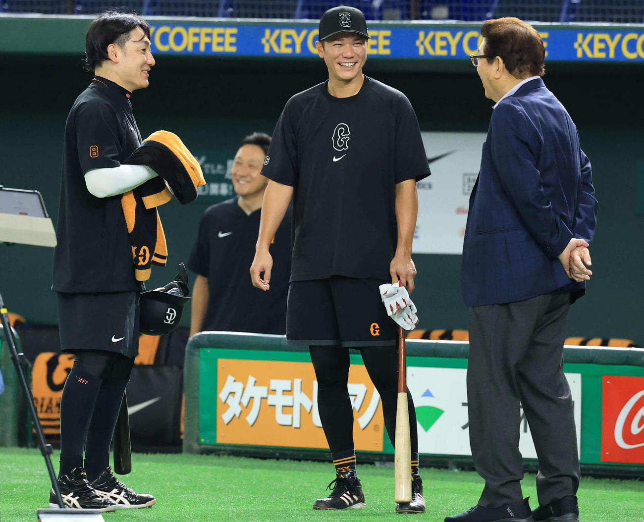 巨人対広島　山本浩二氏（右）と談笑する巨人坂本（中央）と丸（撮影・浅見桂子）