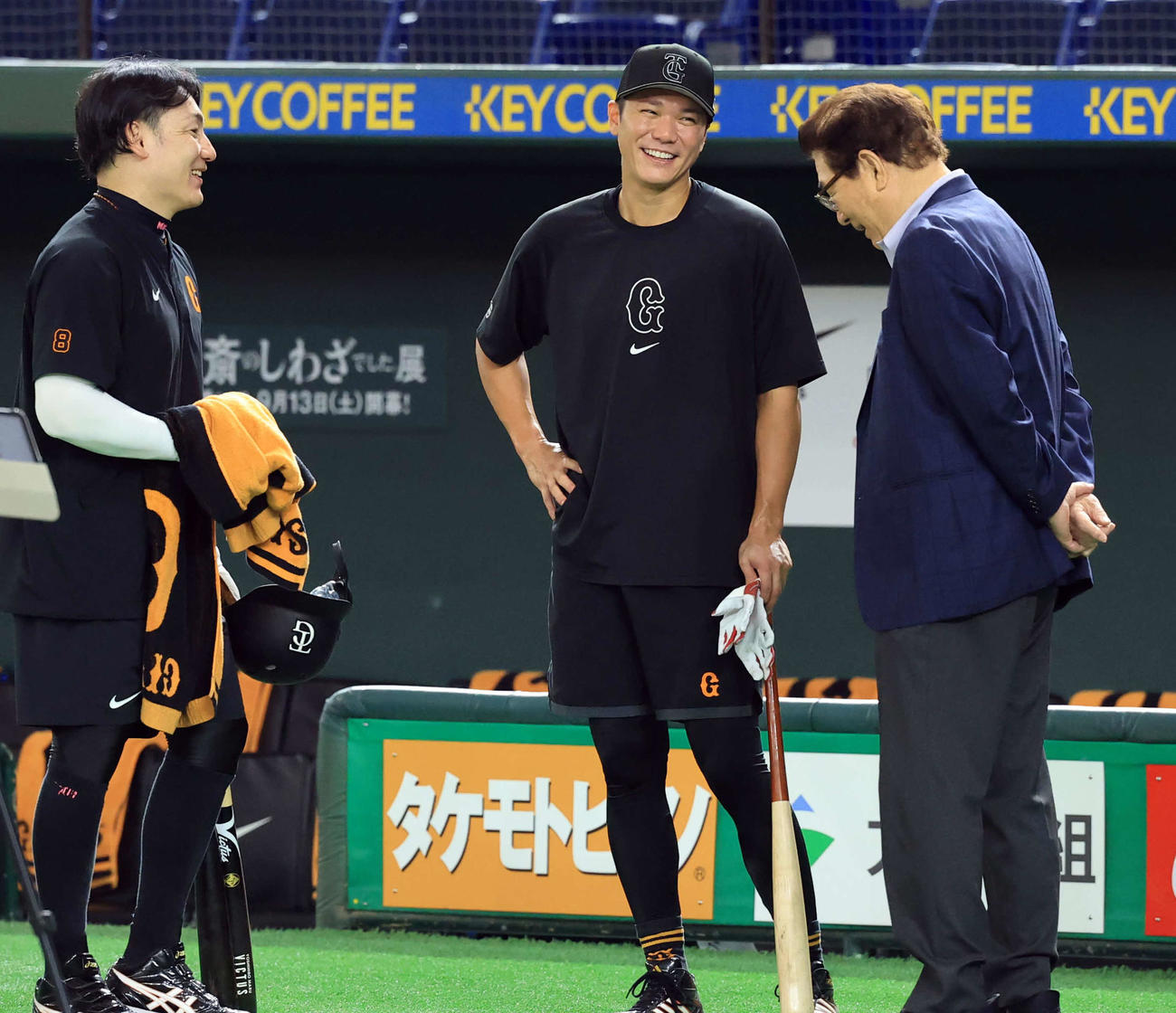 巨人対広島　山本浩二氏（右）と談笑する巨人坂本（中央）と丸（撮影・浅見桂子）