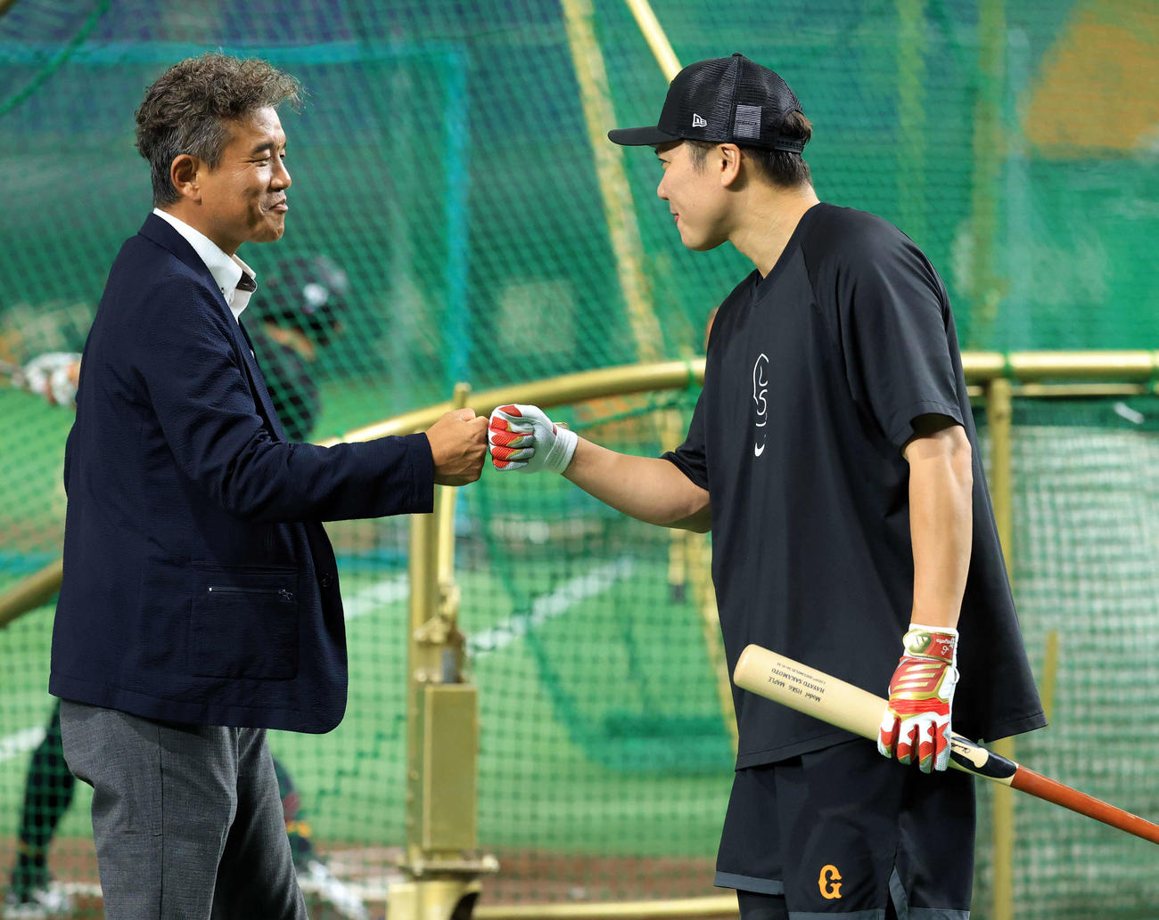 巨人対広島　前田幸長氏（左）とグータッチする巨人坂本（撮影・浅見桂子）