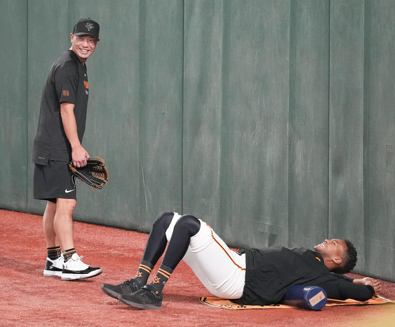巨人対広島　試合前練習でマルティネス（右）と話す巨人阿部監督（撮影・鈴木みどり）