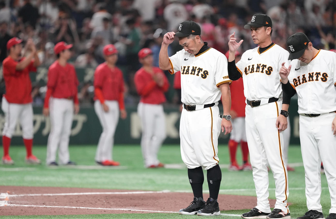 巨人対広島　広島に敗れ、整列する巨人阿部監督（右から3人目）（撮影・鈴木みどり）