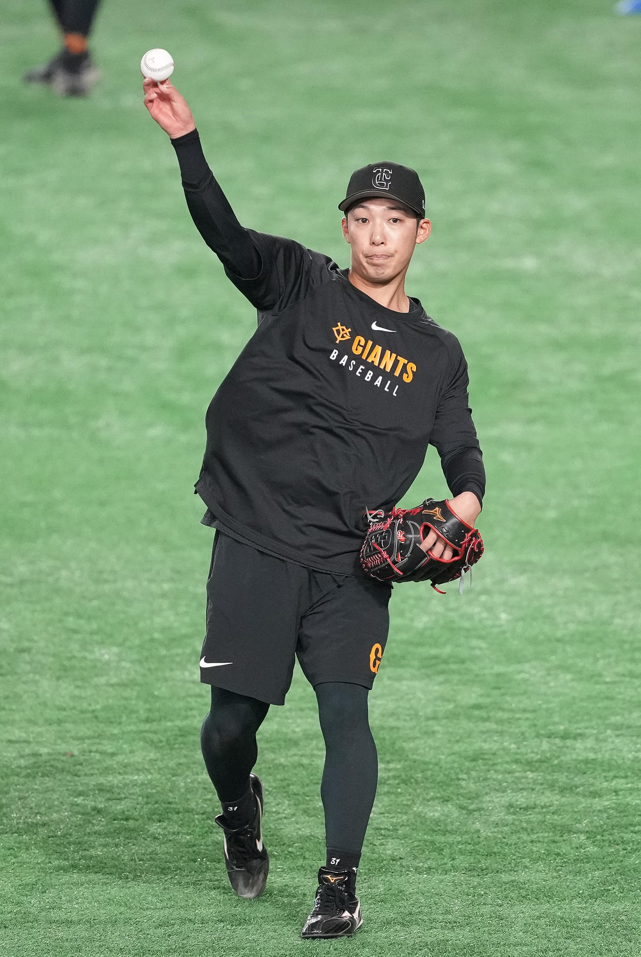 巨人対広島　試合前練習でキャッチボールする巨人赤星（撮影・鈴木みどり）