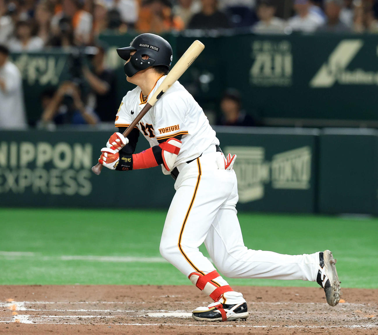巨人対広島　8回裏巨人2死満塁、増田陸は勝ち越し適時内野安打を放つ（撮影・浅見桂子）