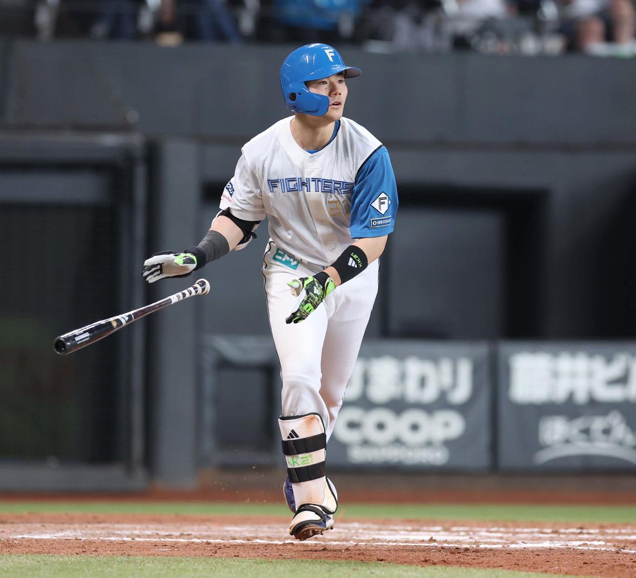 日本ハム対楽天　7回裏日本ハム2死一塁、右越え2点本塁打を放つ清宮幸（撮影・黒川智章）