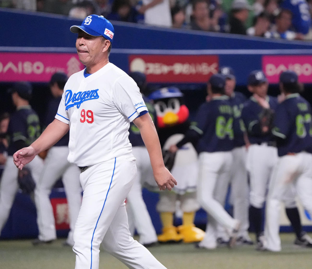 中日対ヤクルト　試合終了、井上監督はナインと共に一礼し悔しそうな表情を見せ引き揚げる（撮影・森本幸一）