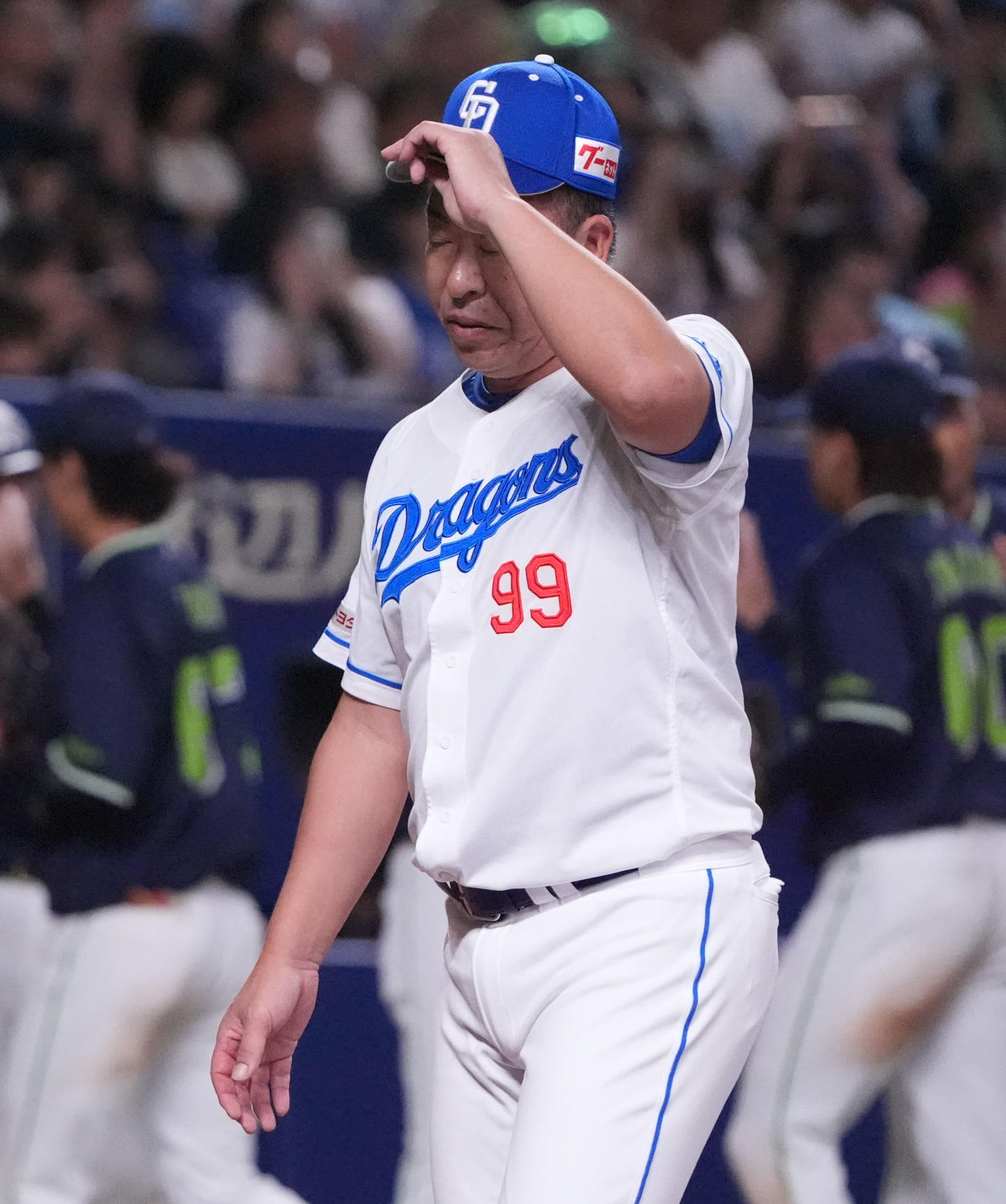 中日対ヤクルト　試合終了、井上監督はナインと共に一礼し悔しそうな表情を見せる（撮影・森本幸一）
