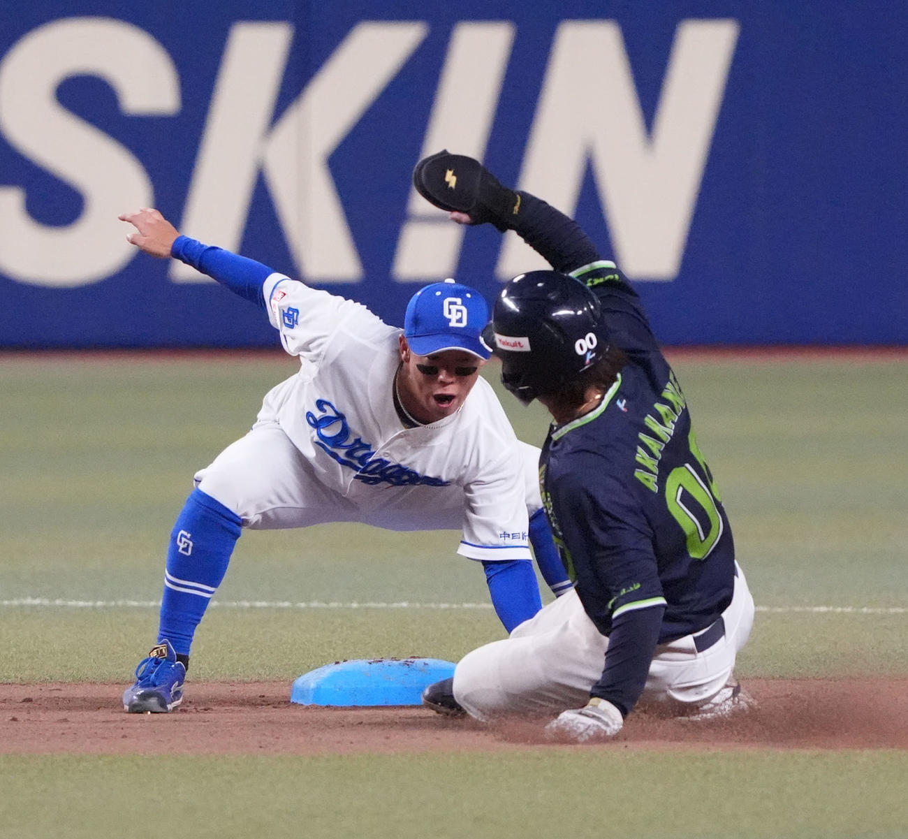 中日対ヤクルト　6回表ヤクルト2死一塁、赤羽（右）は盗塁死。ベースカバーは辻本（撮影・森本幸一）