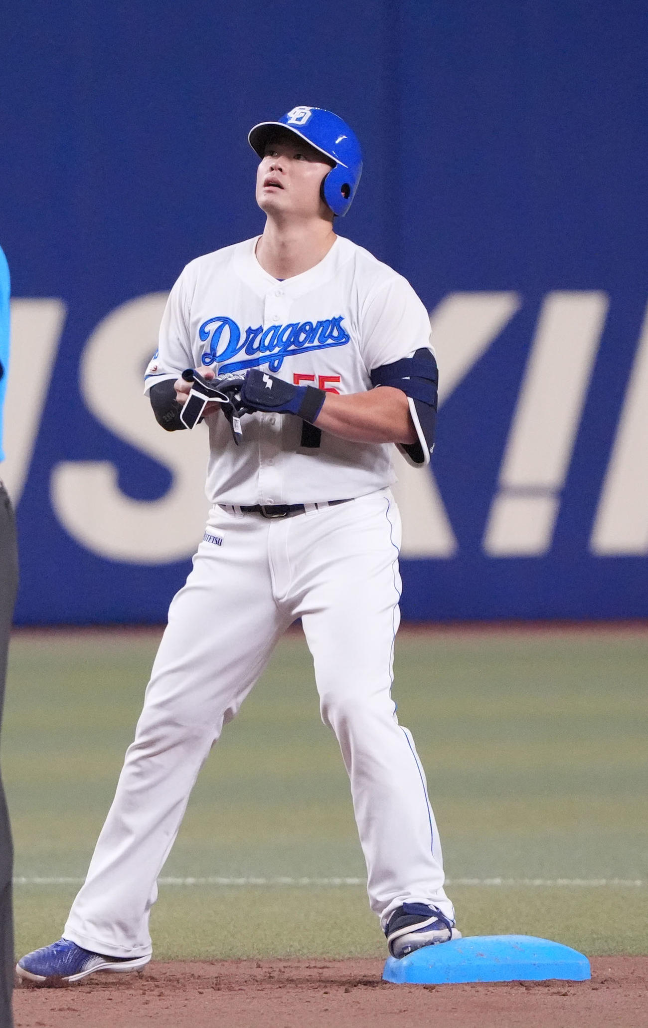 中日対ヤクルト　5回裏中日無死一、二塁、中適時二塁打を放った細川（撮影・森本幸一）