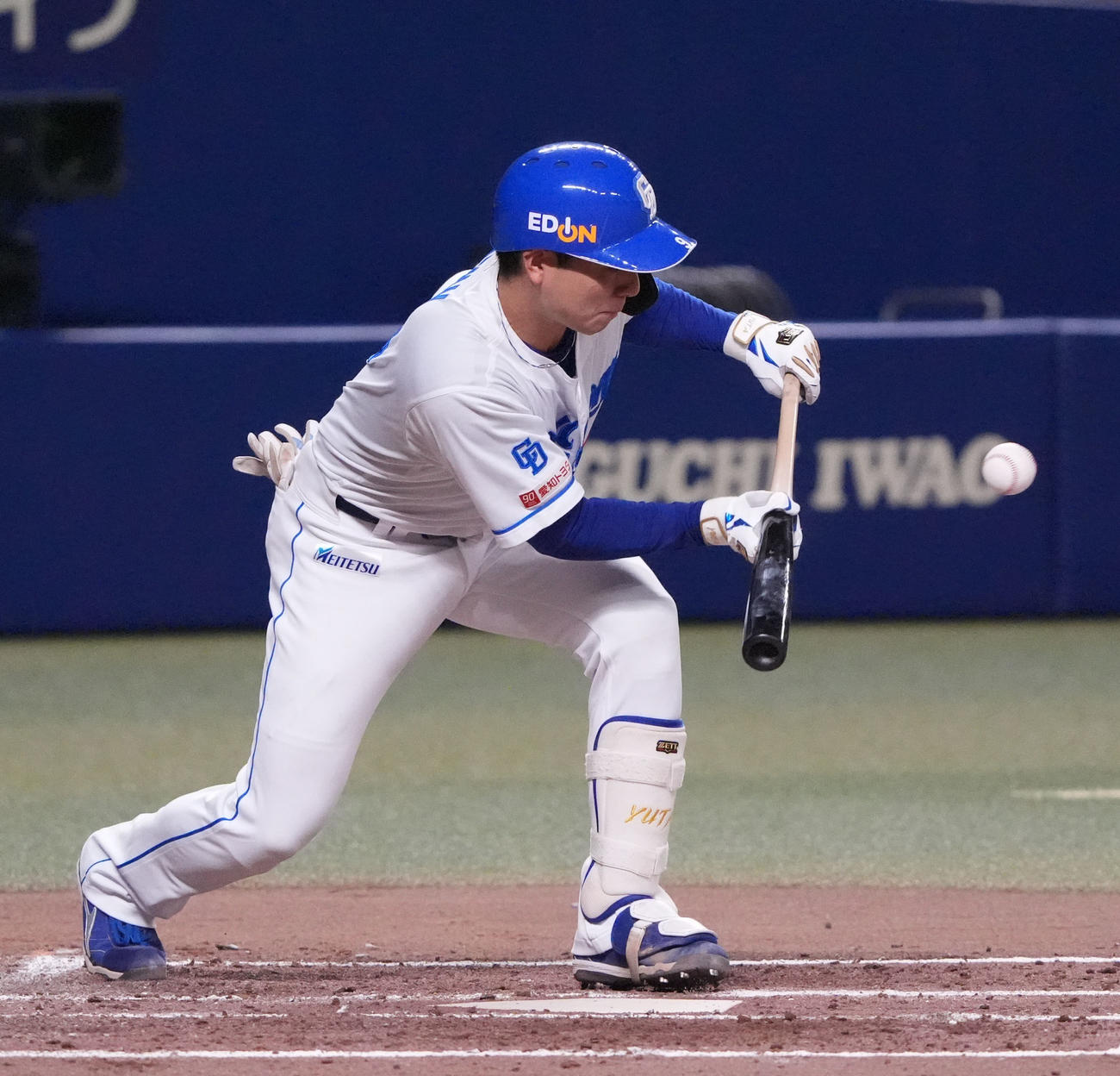 中日対ヤクルト　2回裏中日2死一、三塁、スクイズを決める石伊（撮影・森本幸一）