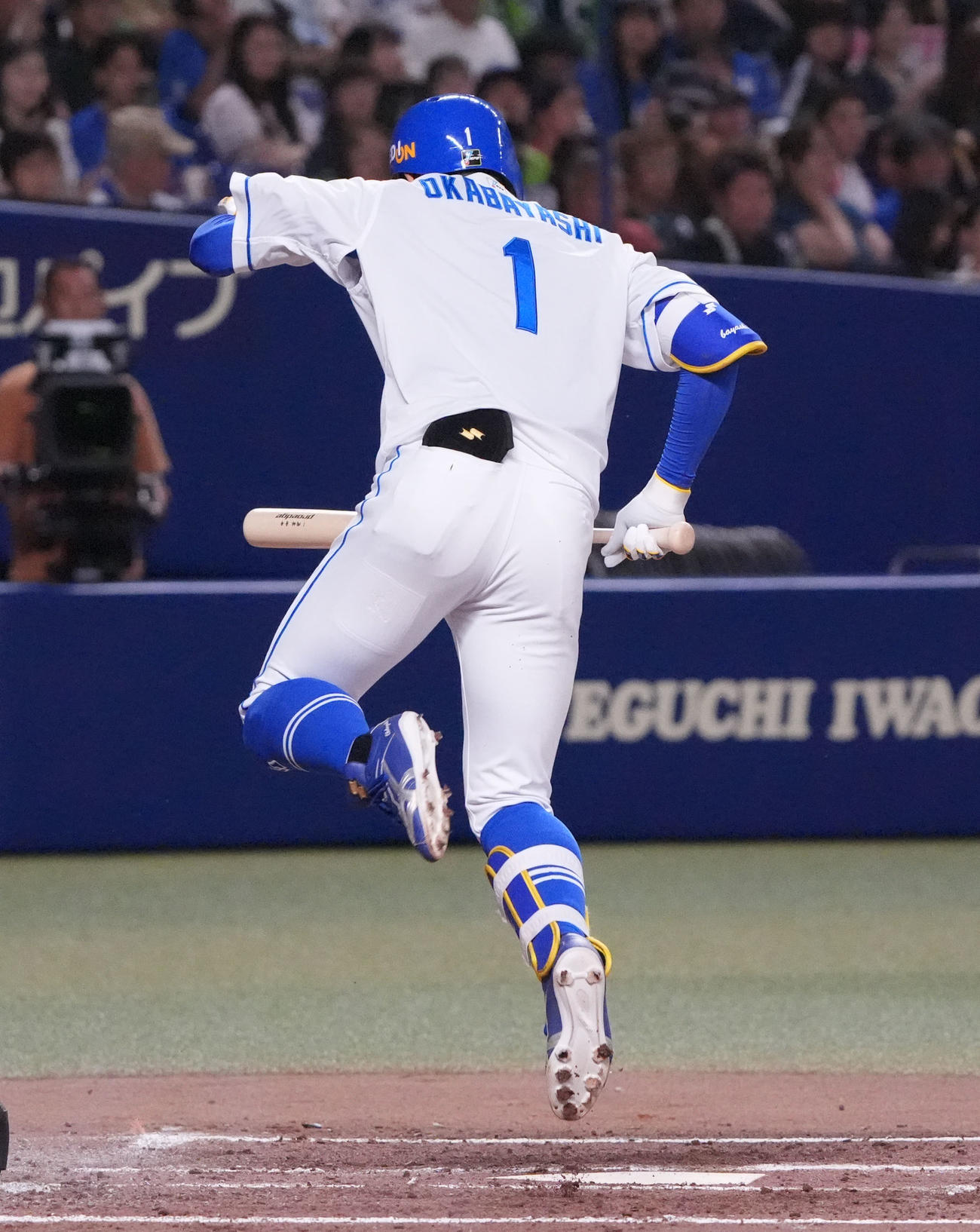中日対ヤクルト　2回裏中日2死満塁、押し出し死球を受ける岡林（撮影・森本幸一）