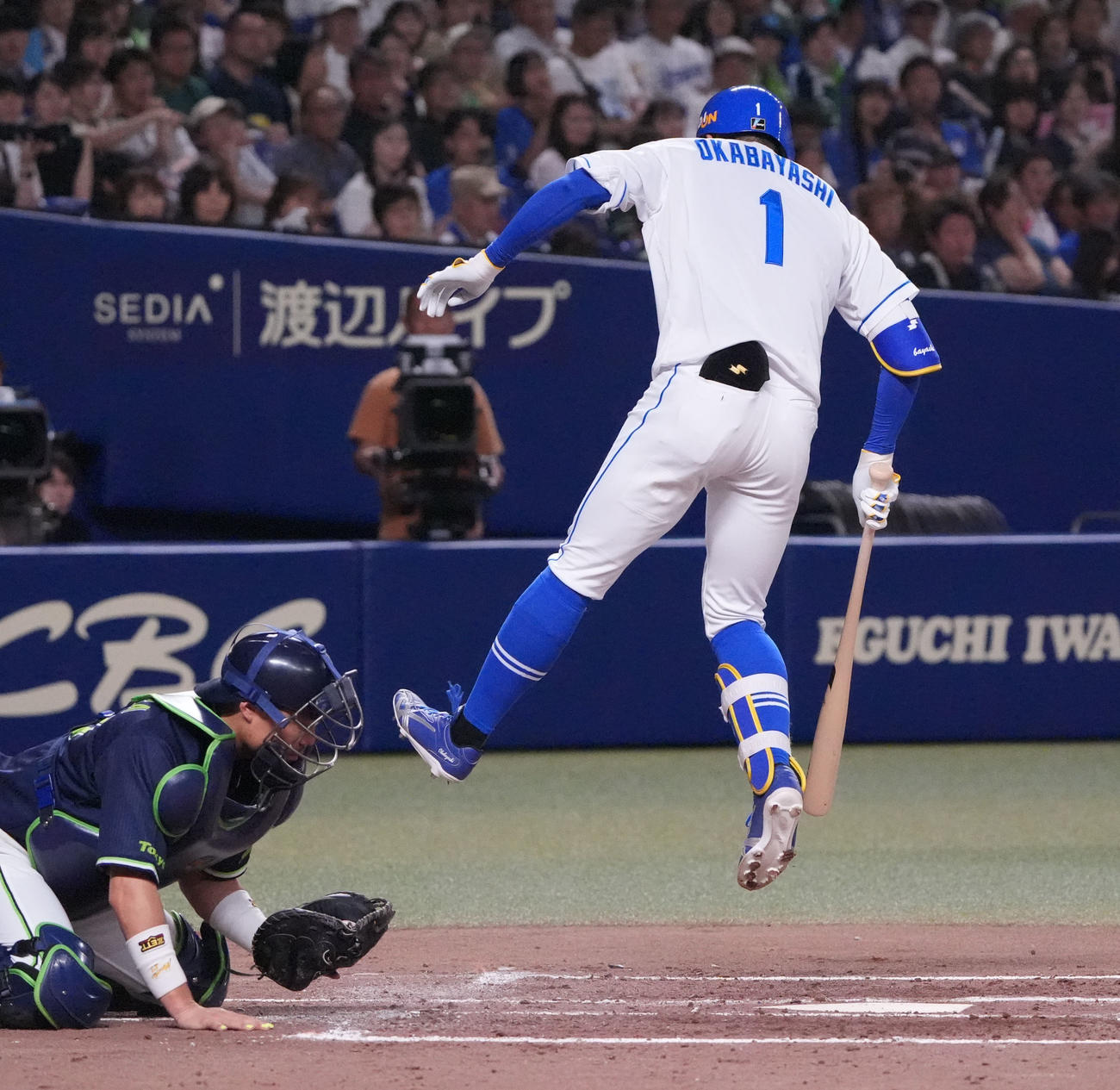 中日対ヤクルト　2回裏中日2死満塁、押し出し死球を受ける岡林（撮影・森本幸一）