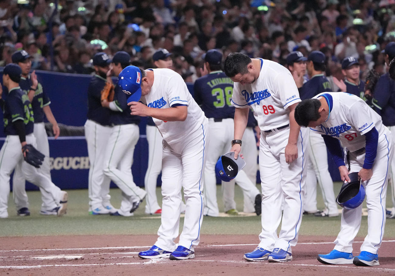 中日対ヤクルト　試合終了、井上監督（手前・左）はナインと共に整列しスタンドの観客に一礼する（撮影・森本幸一）