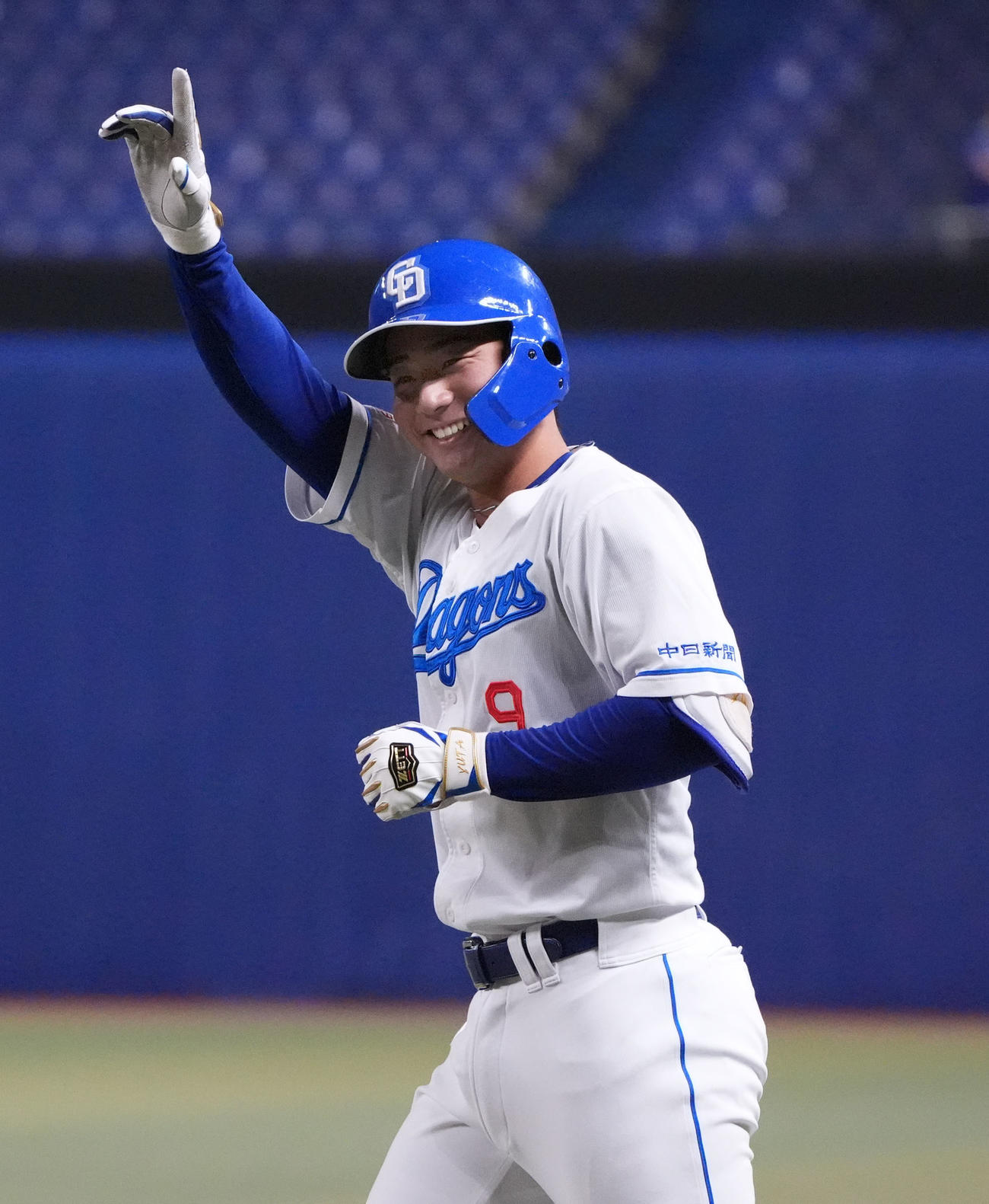 中日対ヤクルト　2回裏中日2死一、三塁、スクイズを決め笑顔を見せる石伊（撮影・森本幸一）