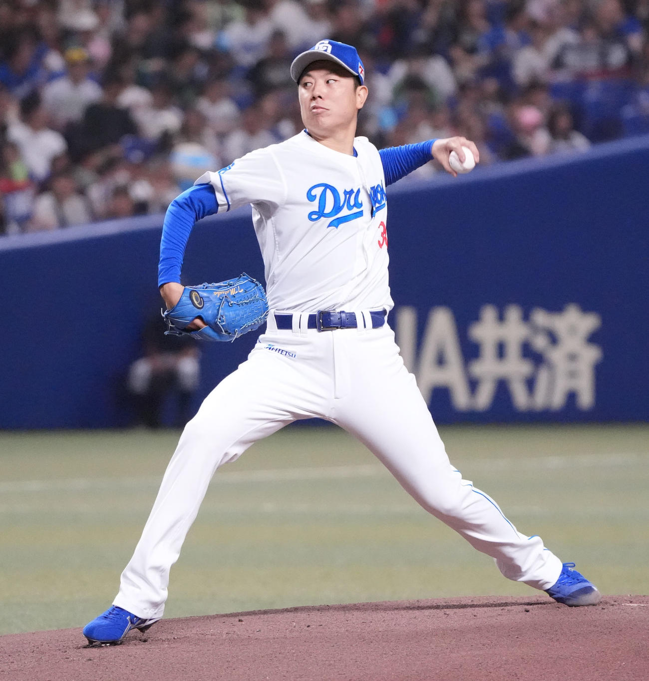 中日対ヤクルト　1回表、登板する中日先発の松葉（撮影・森本幸一）