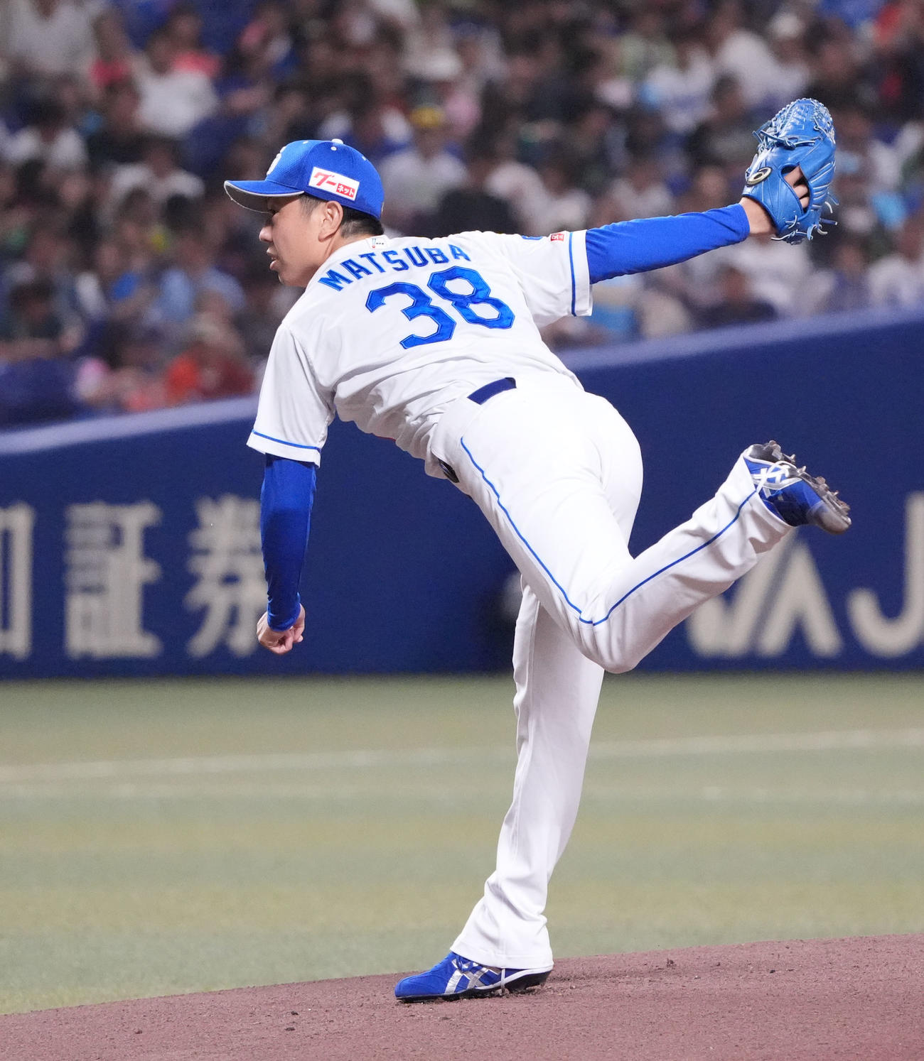 中日対ヤクルト　1回表、登板する中日先発の松葉（撮影・森本幸一）