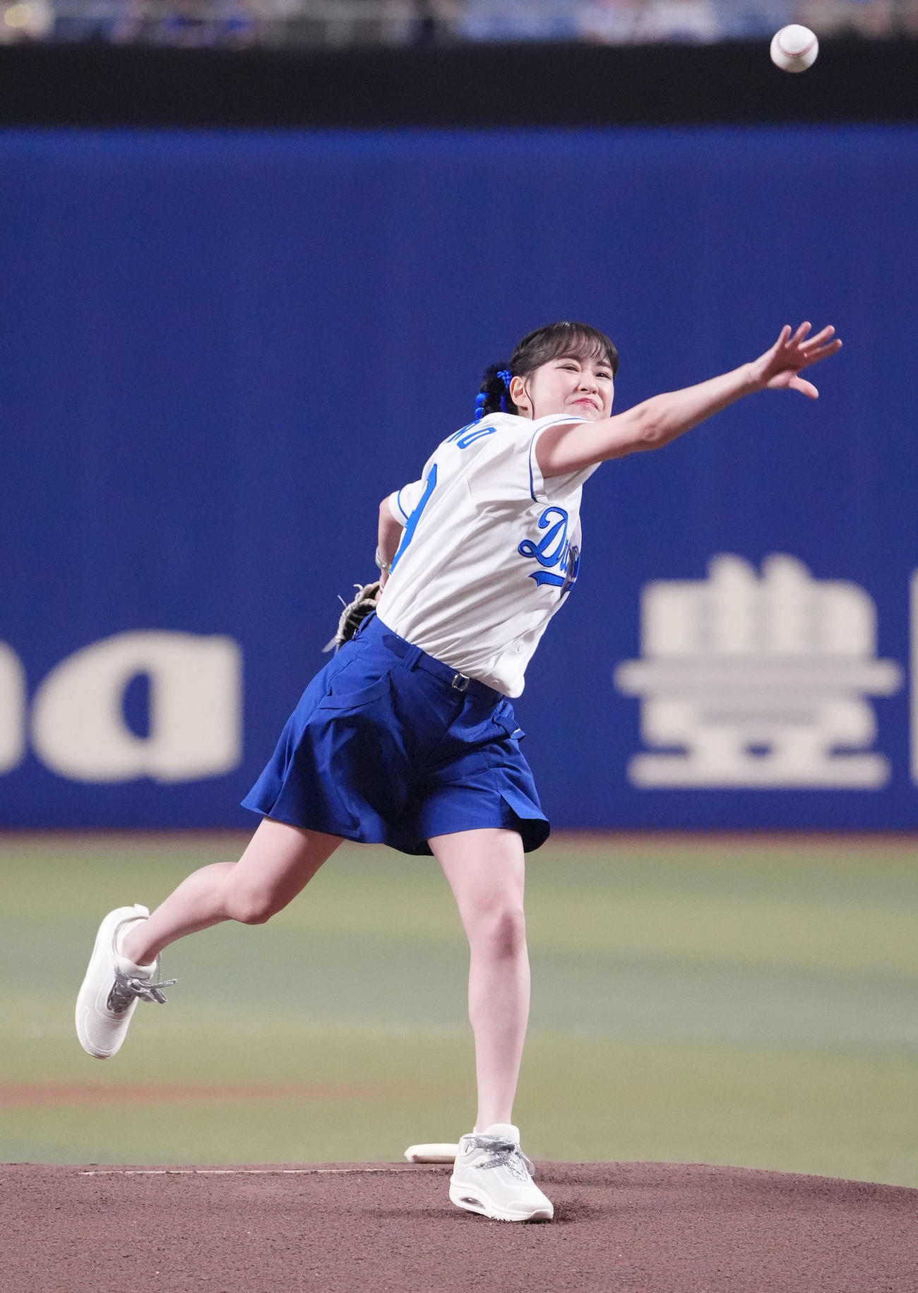 中日対ヤクルト　試合前、セレモニアルピッチを行う大原櫻子（撮影・森本幸一）