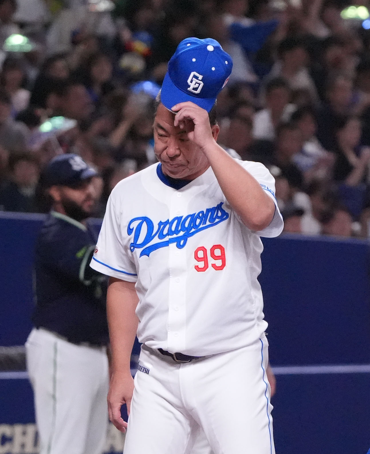 中日対ヤクルト　試合終了、井上監督はナインと共に整列しスタンドの観客に一礼する（撮影・森本幸一）