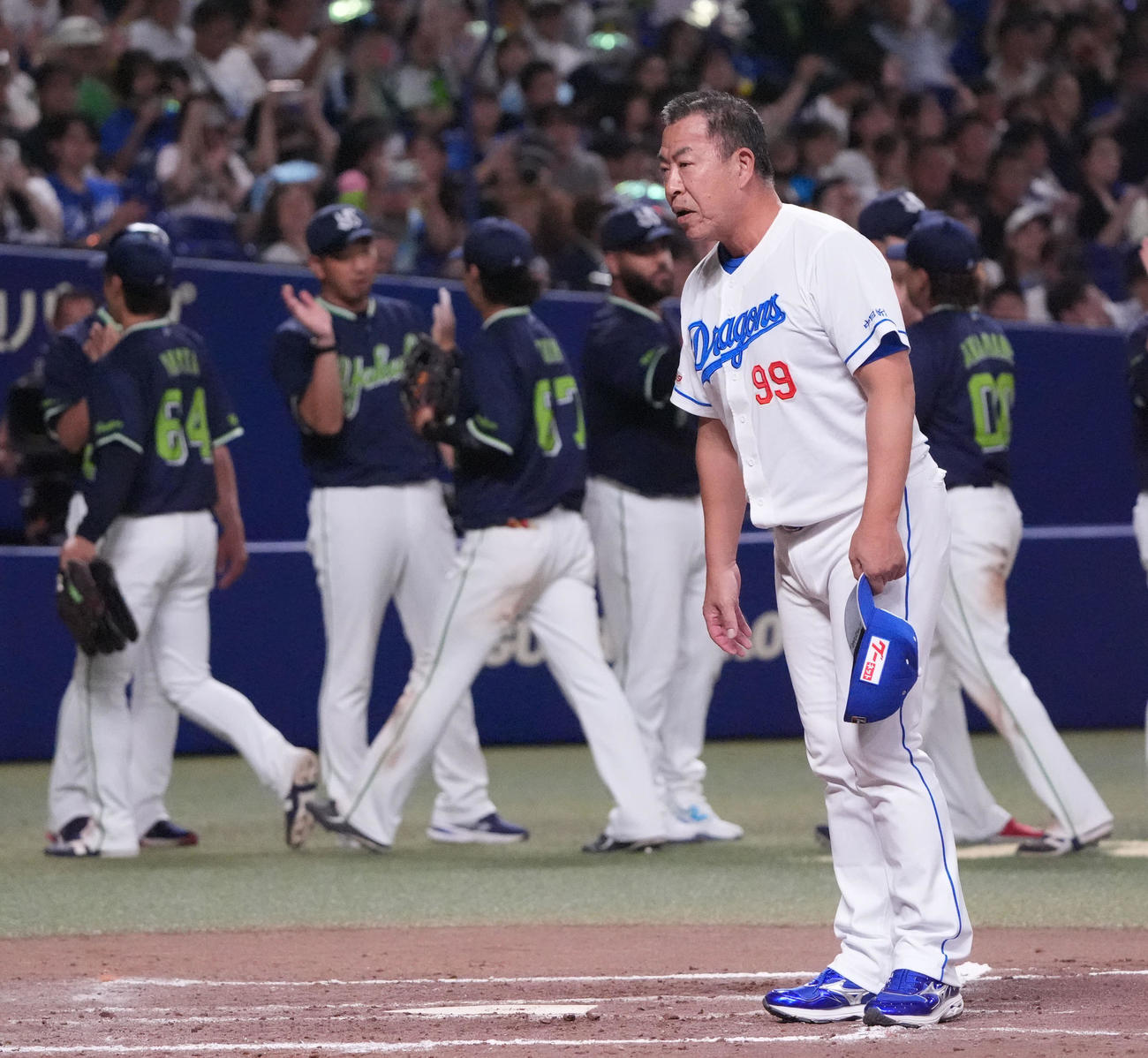 中日対ヤクルト　試合終了、井上監督（手前）はナインと共に整列しスタンドの観客に一礼する（撮影・森本幸一）