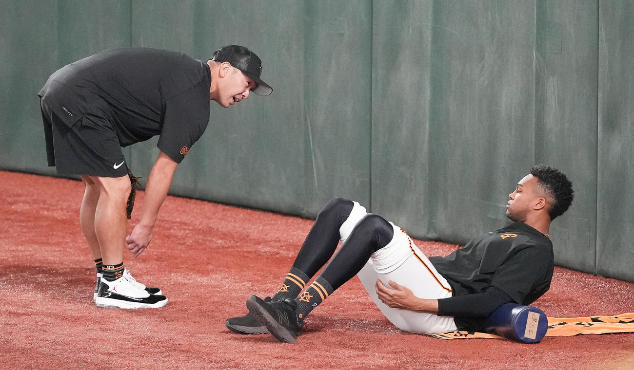 巨人対広島　試合前練習でマルティネス（右）と話す巨人阿部監督（撮影・鈴木みどり）