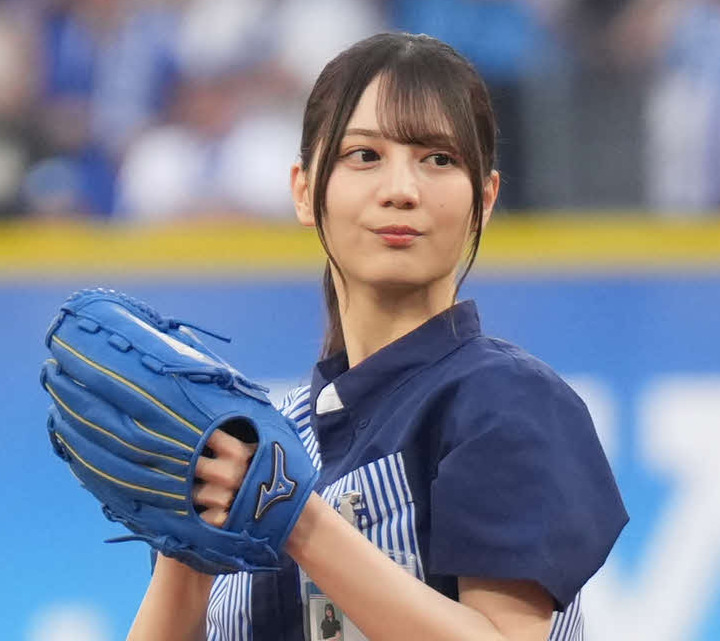 DeNA対阪神　始球式を務めた日向坂46の小坂菜緒（撮影・井上学）