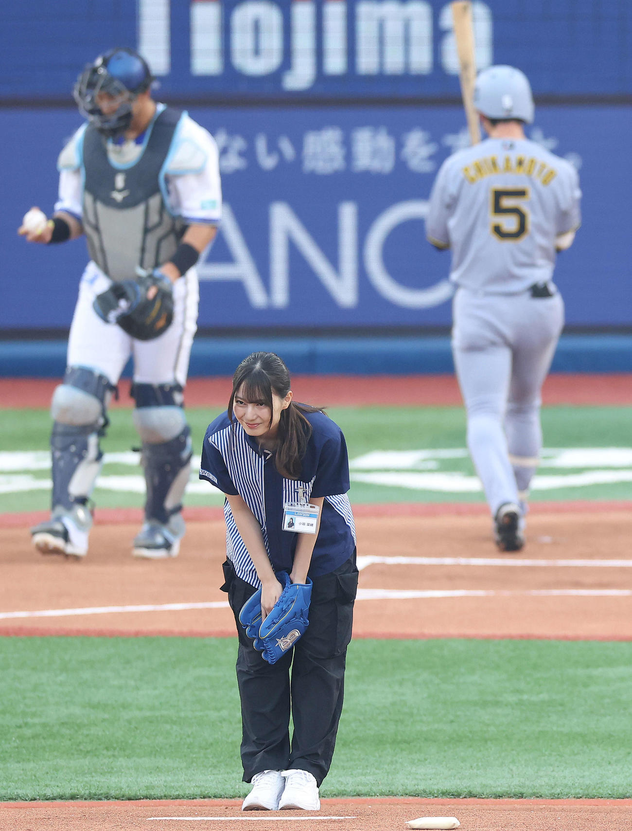 DeNA対阪神　開始前、始球式を務めた日向坂46小坂菜緒（撮影・河田真司）