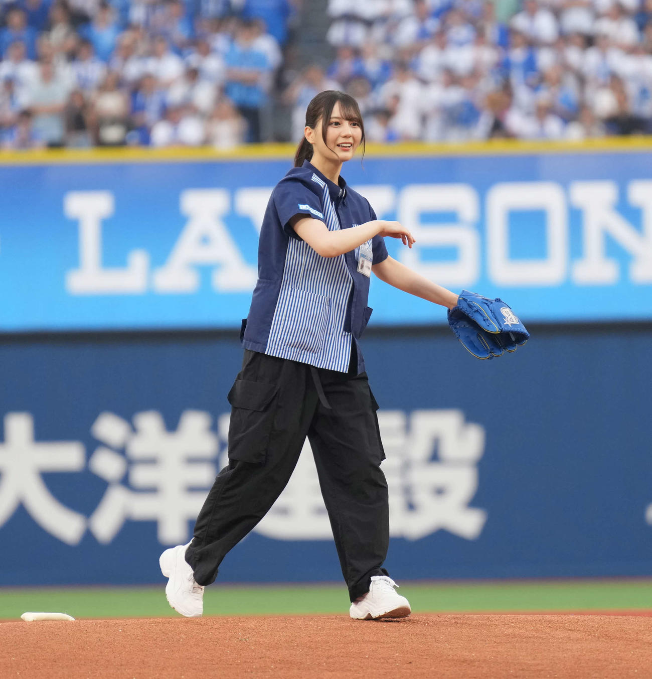 DeNA対阪神　始球式を務めた日向坂46の小坂菜緒（撮影・井上学）