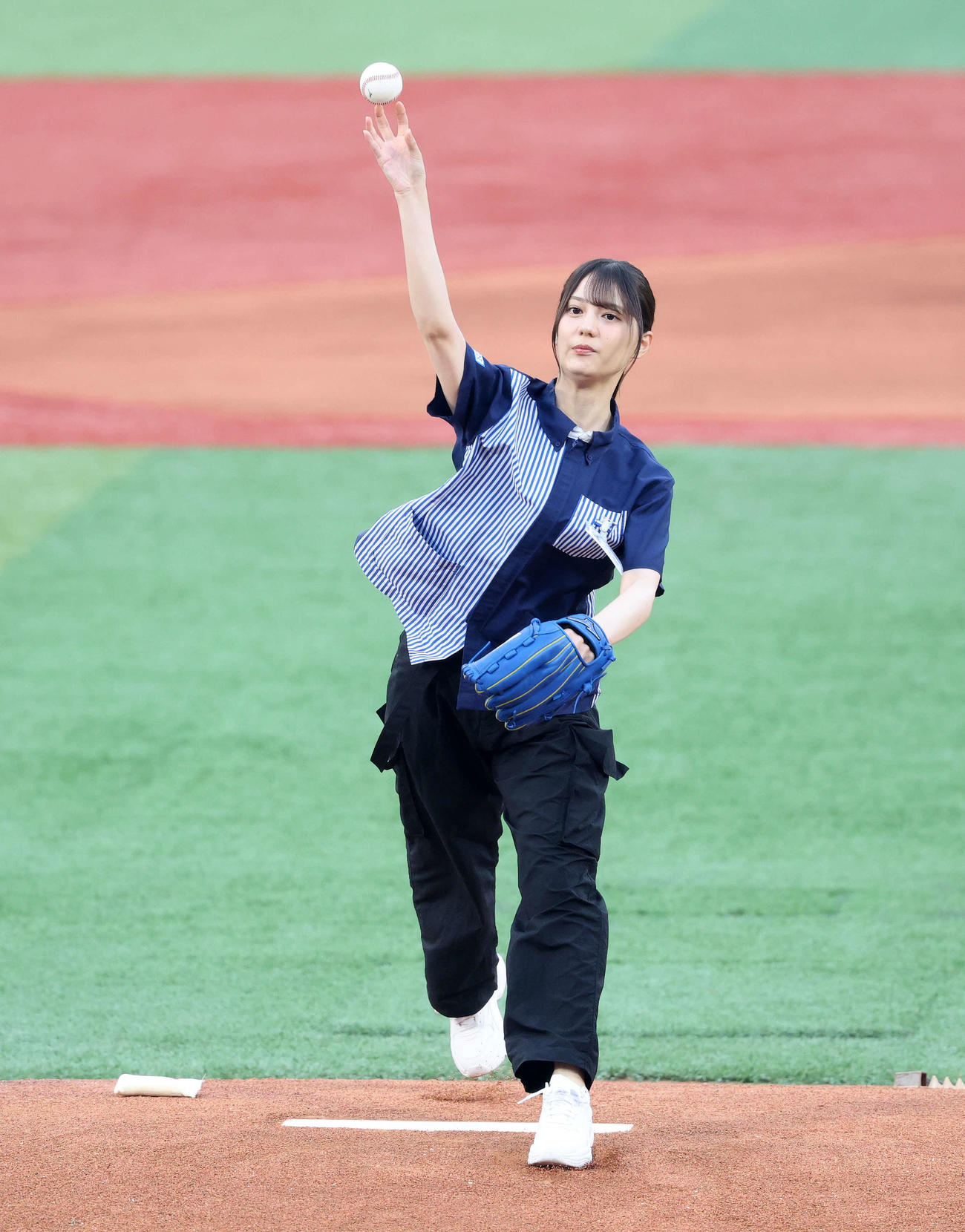 DeNA対阪神　始球式に臨む日向坂46の小坂菜緒（撮影・鈴木正人）
