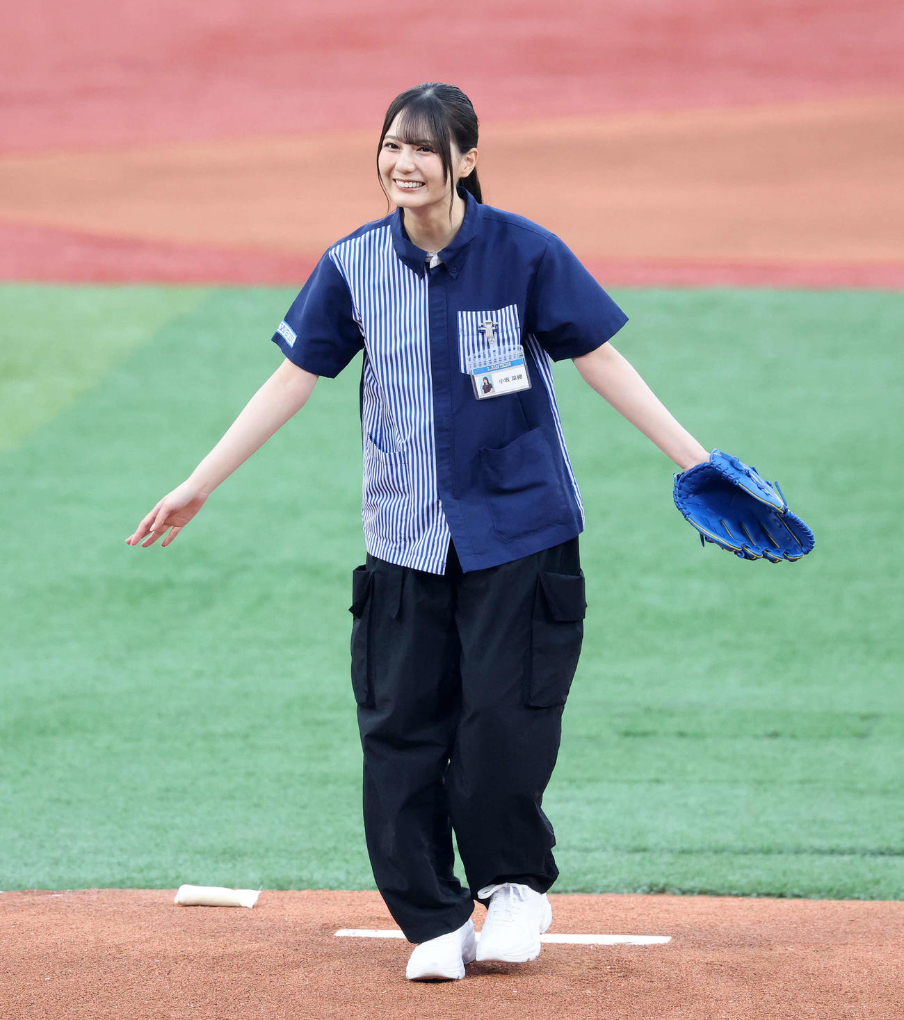 DeNA対阪神　始球式に臨む日向坂46の小坂菜緒（撮影・鈴木正人）