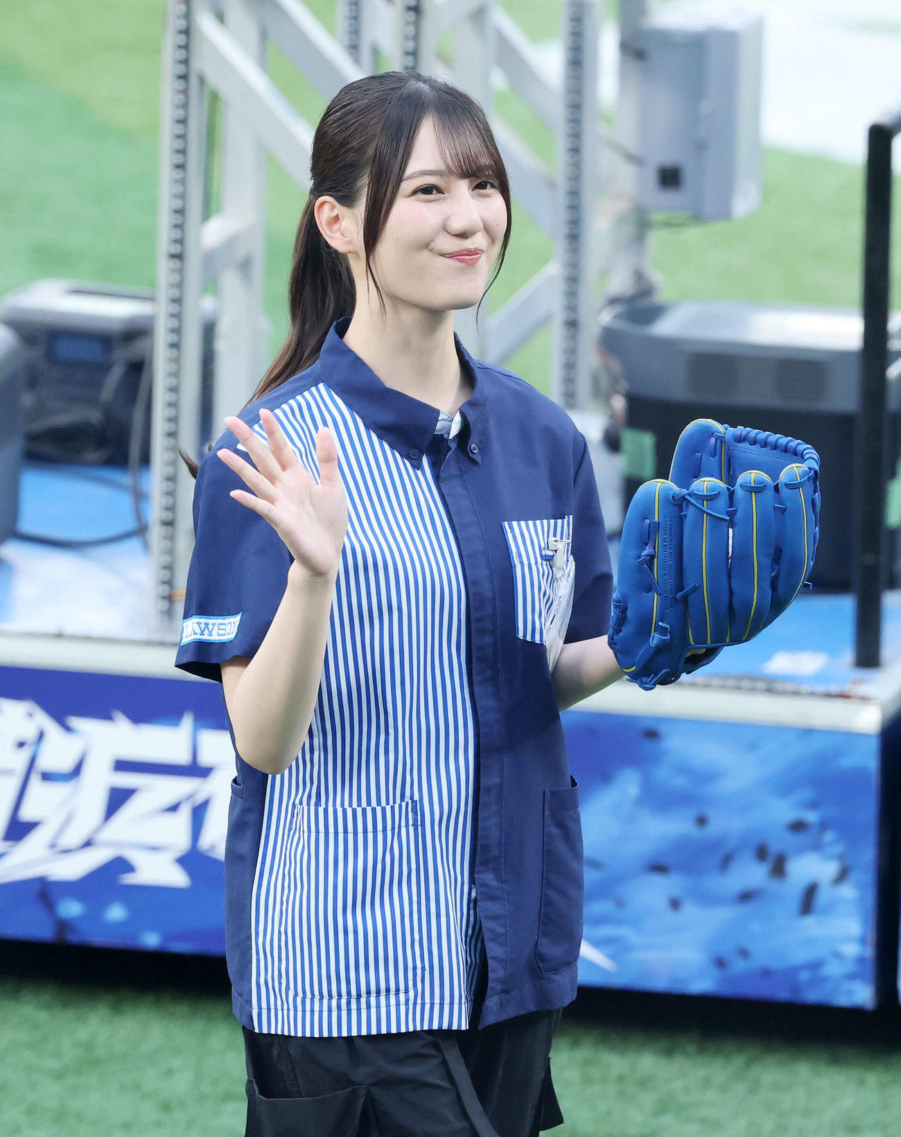 DeNA対阪神　始球式を終え手を振り引き揚げる日向坂46の小坂菜緒（撮影・鈴木正人）