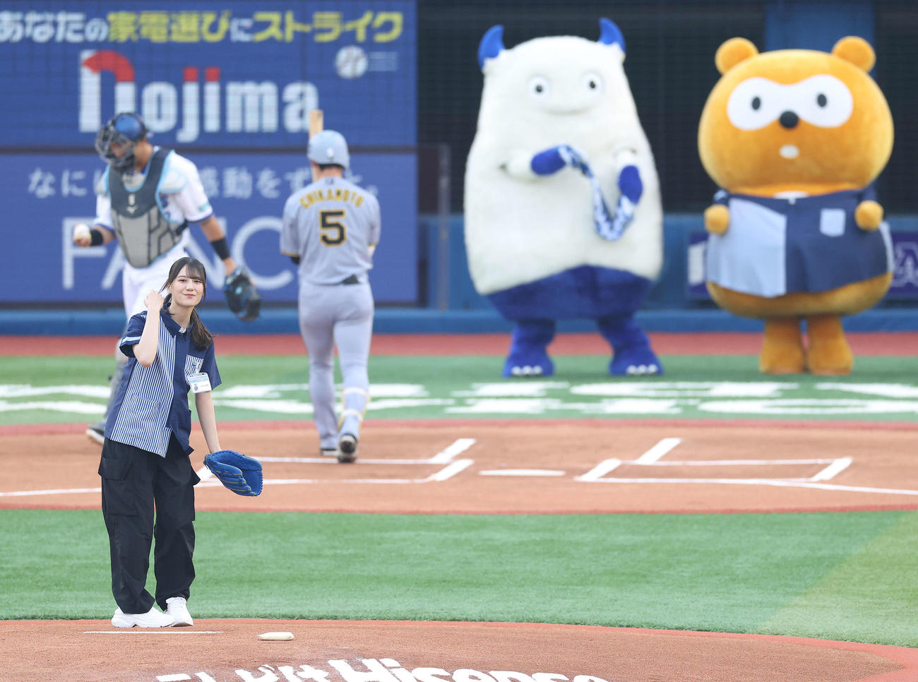 DeNA対阪神　開始前、始球式を務めた日向坂46小坂菜緒（撮影・河田真司）