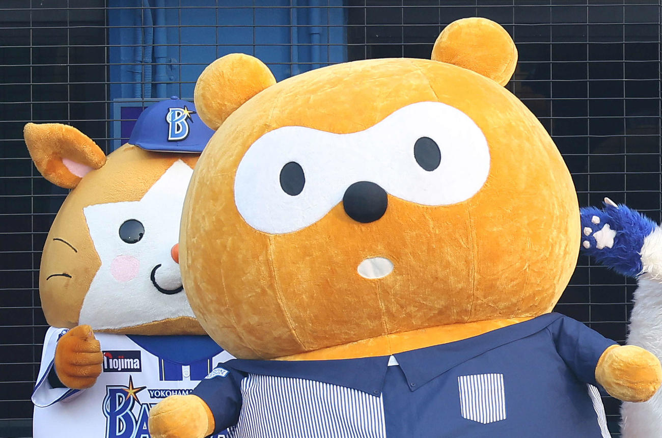 DeNA対阪神　試合前、Ponta（ポンタ）の背中に隠れるDB．スターマン（撮影・河田真司）